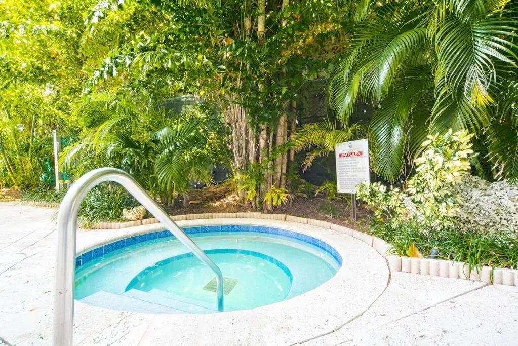 Relaxing Condo Hotel In The Grove, Free Parking