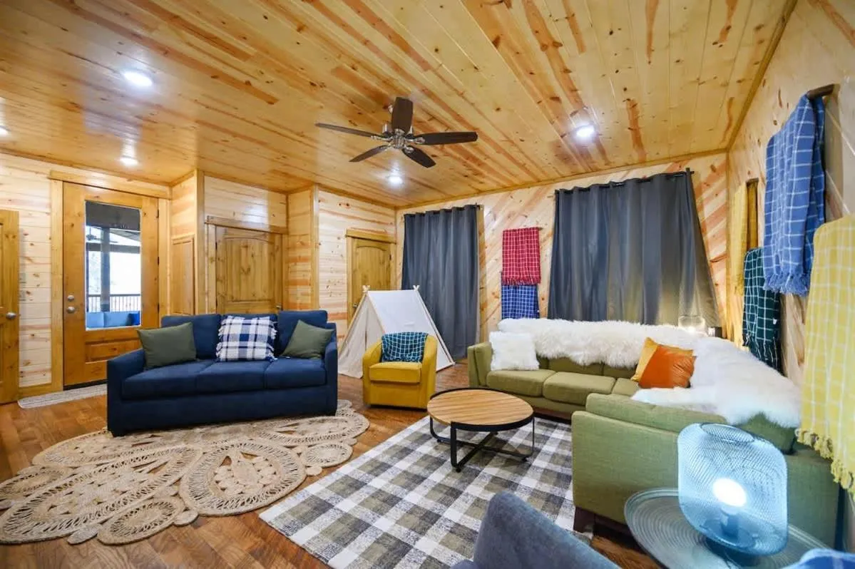 Massive Hochatown Lodge W Spa, Basketball & More