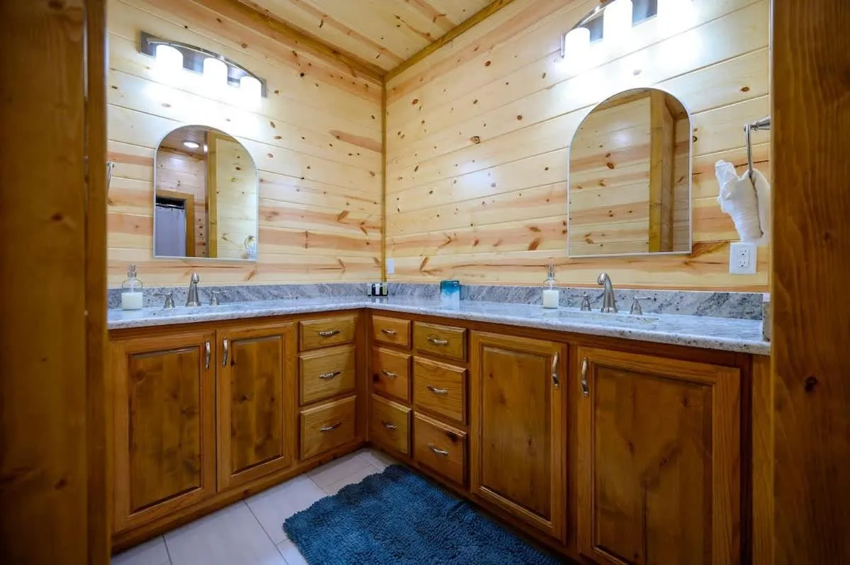 Massive Hochatown Lodge W Spa, Basketball & More