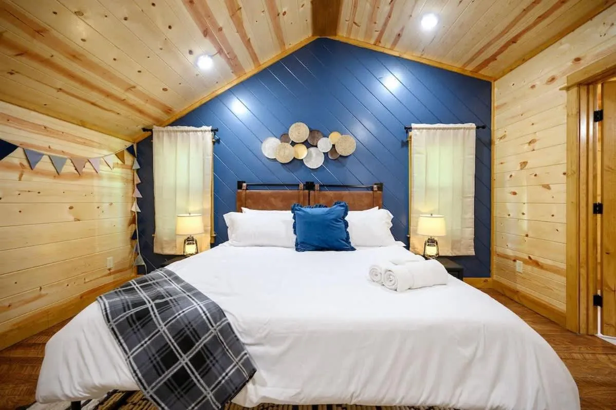 Bed in Massive Hochatown Lodge W Spa, Basketball & More