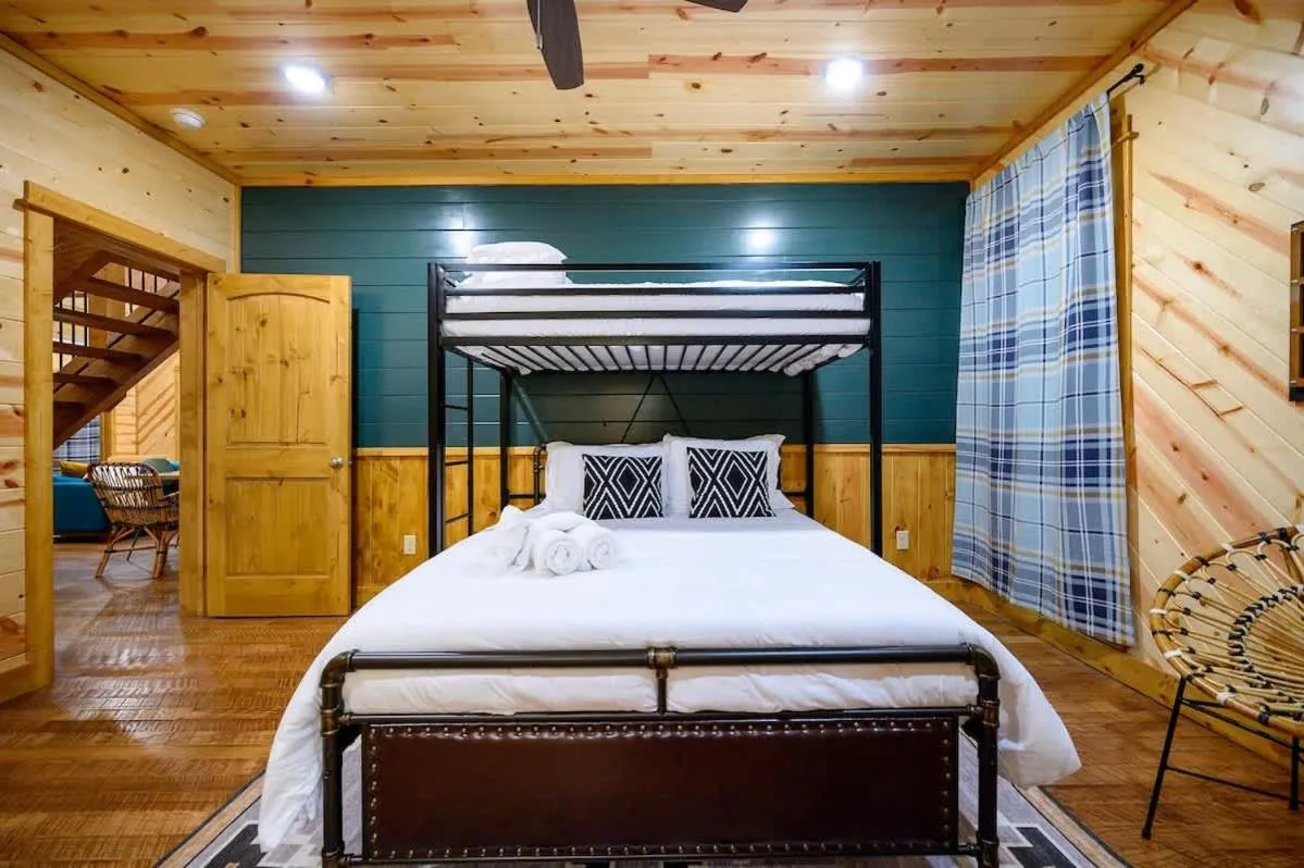 Bed in Massive Hochatown Lodge W Spa, Basketball & More