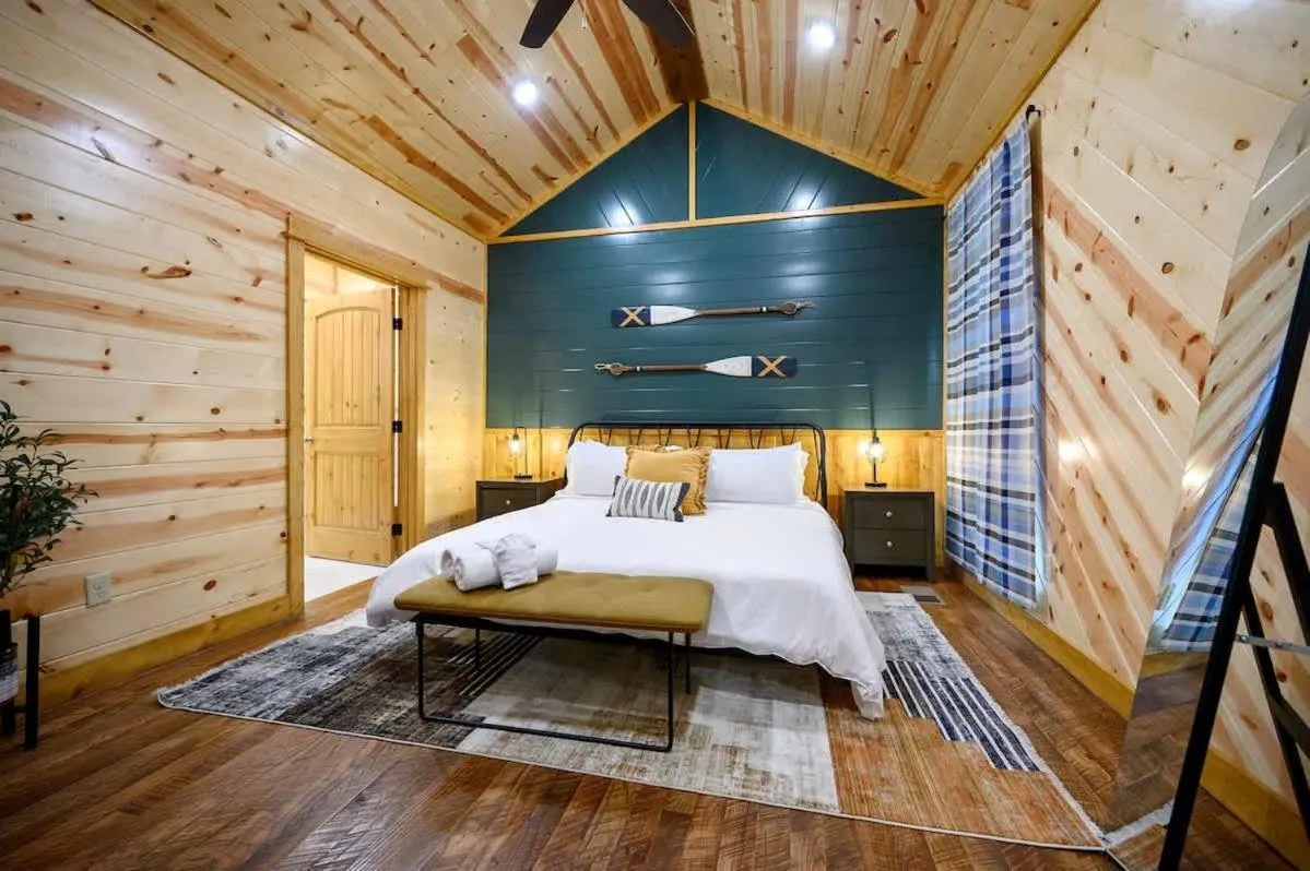 Bed in Massive Hochatown Lodge W Spa, Basketball & More