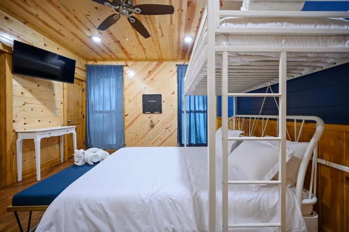 Bed in Massive Hochatown Lodge W Spa, Basketball & More