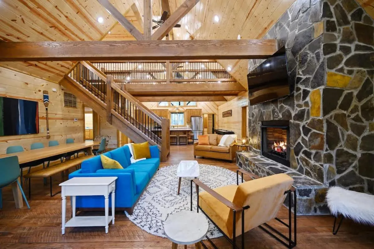 Massive Hochatown Lodge W Spa, Basketball & More