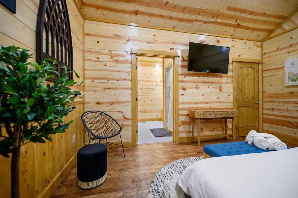 Bed in Massive Hochatown Lodge W Spa, Basketball & More