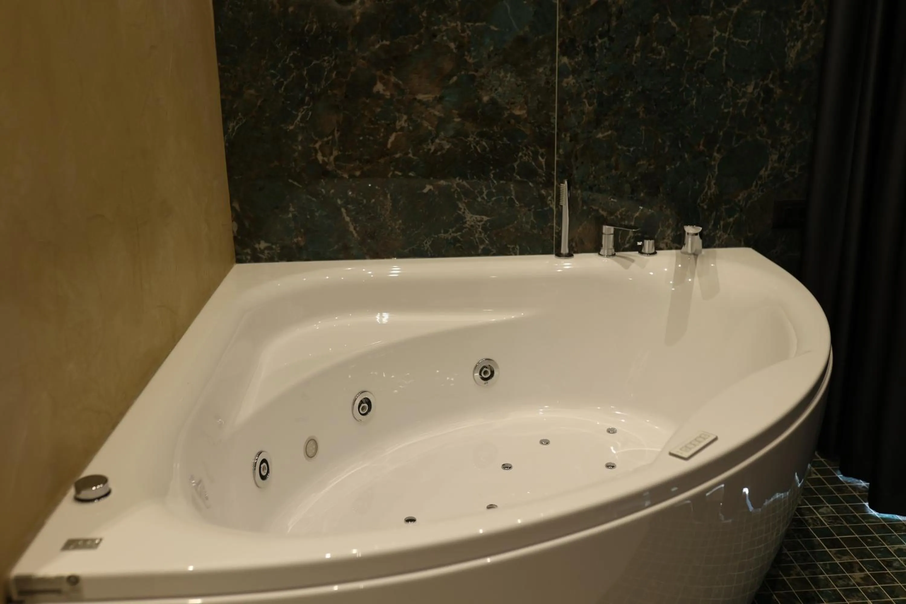 Hot Tub in Comfort Suites