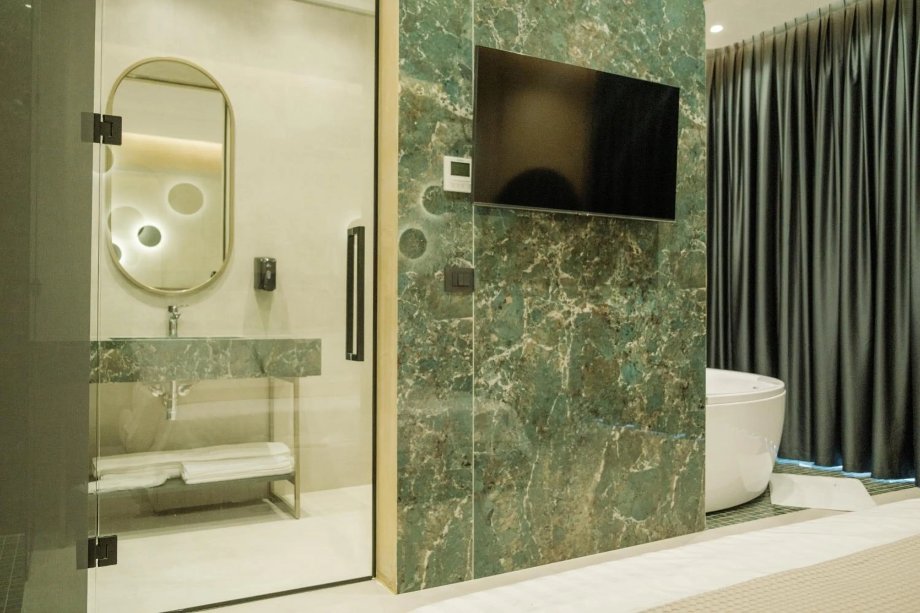 Shower in Comfort Suites