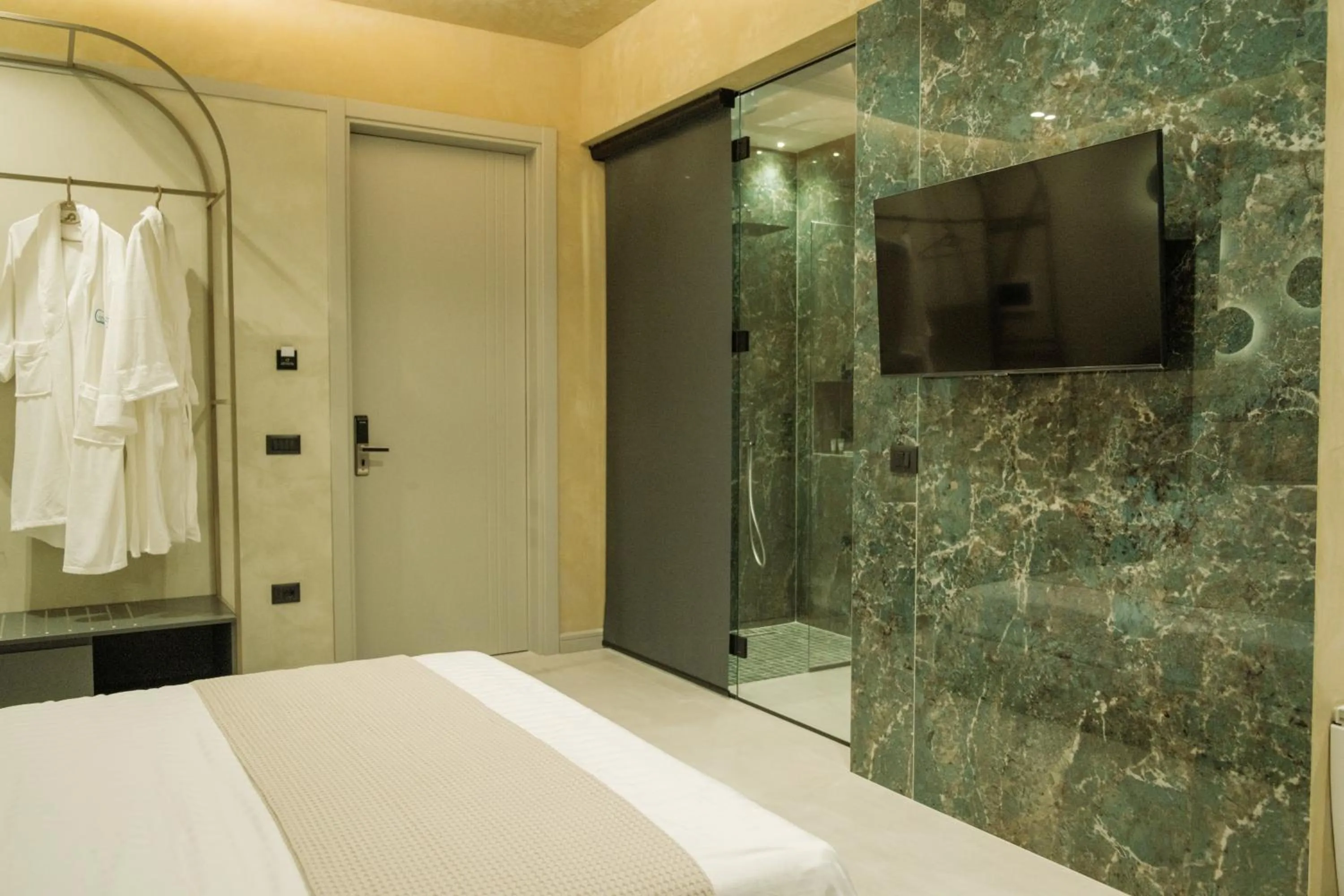 Shower, Bed in Comfort Suites
