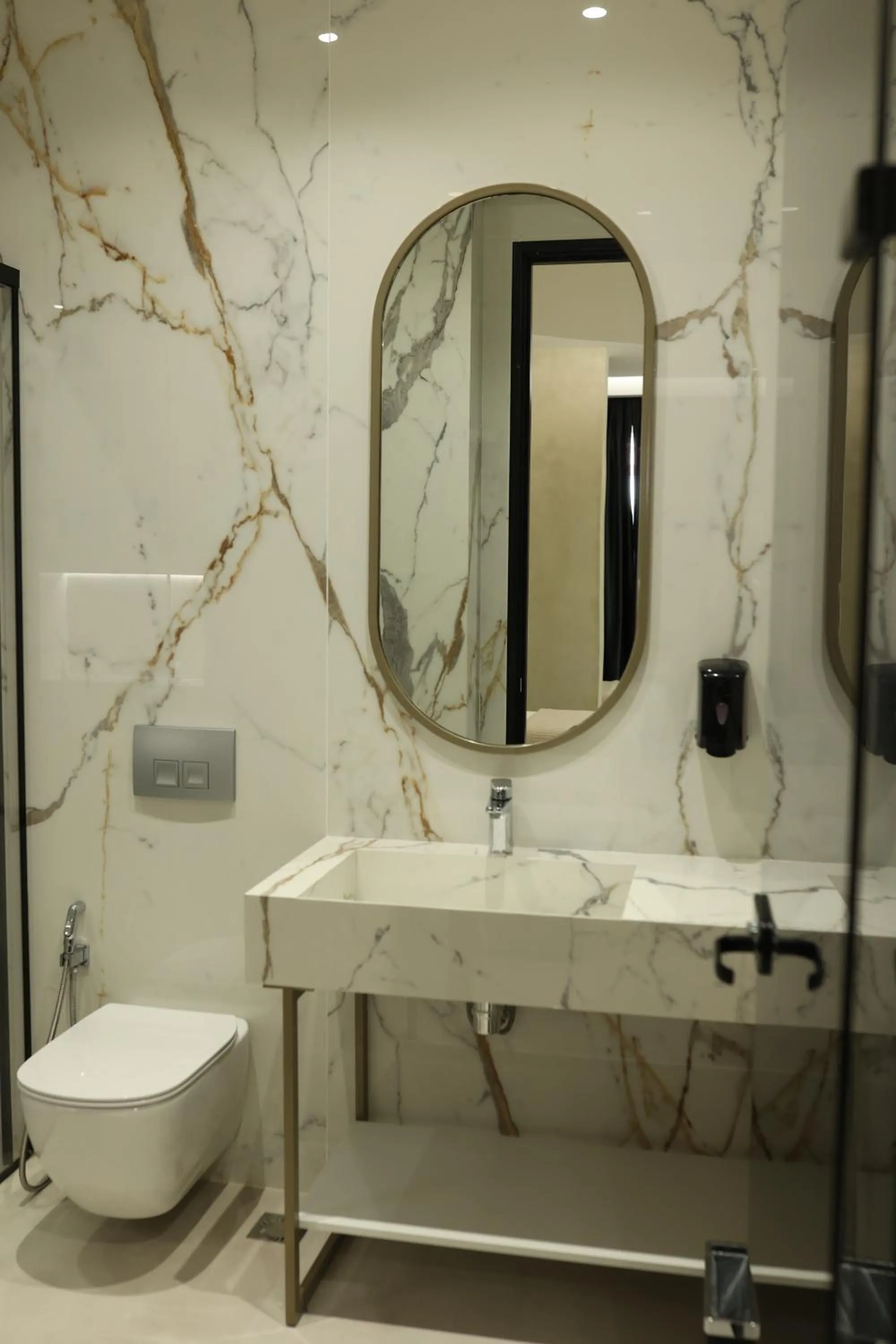 Shower in Comfort Suites