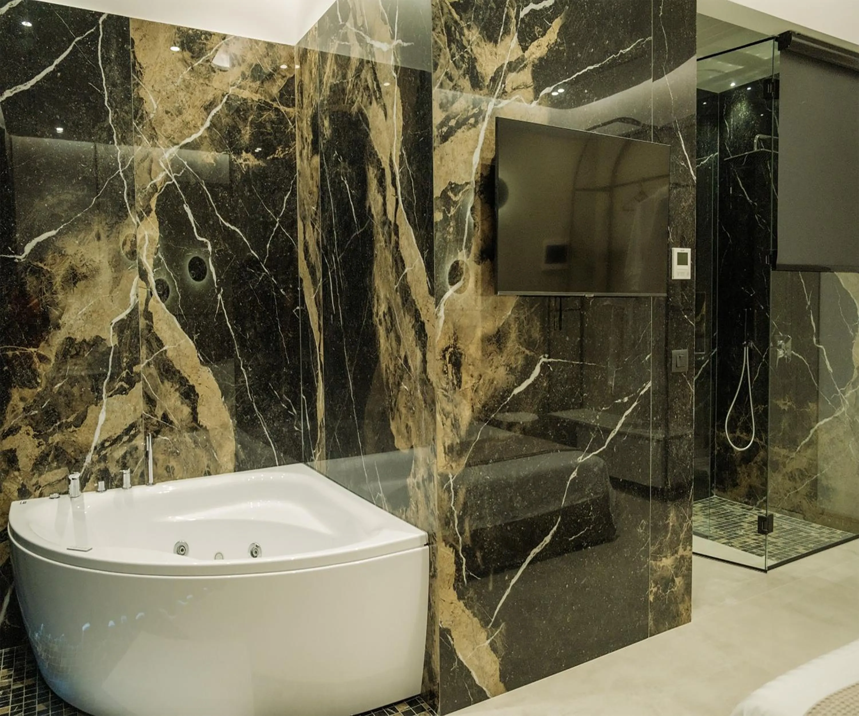 Shower in Comfort Suites