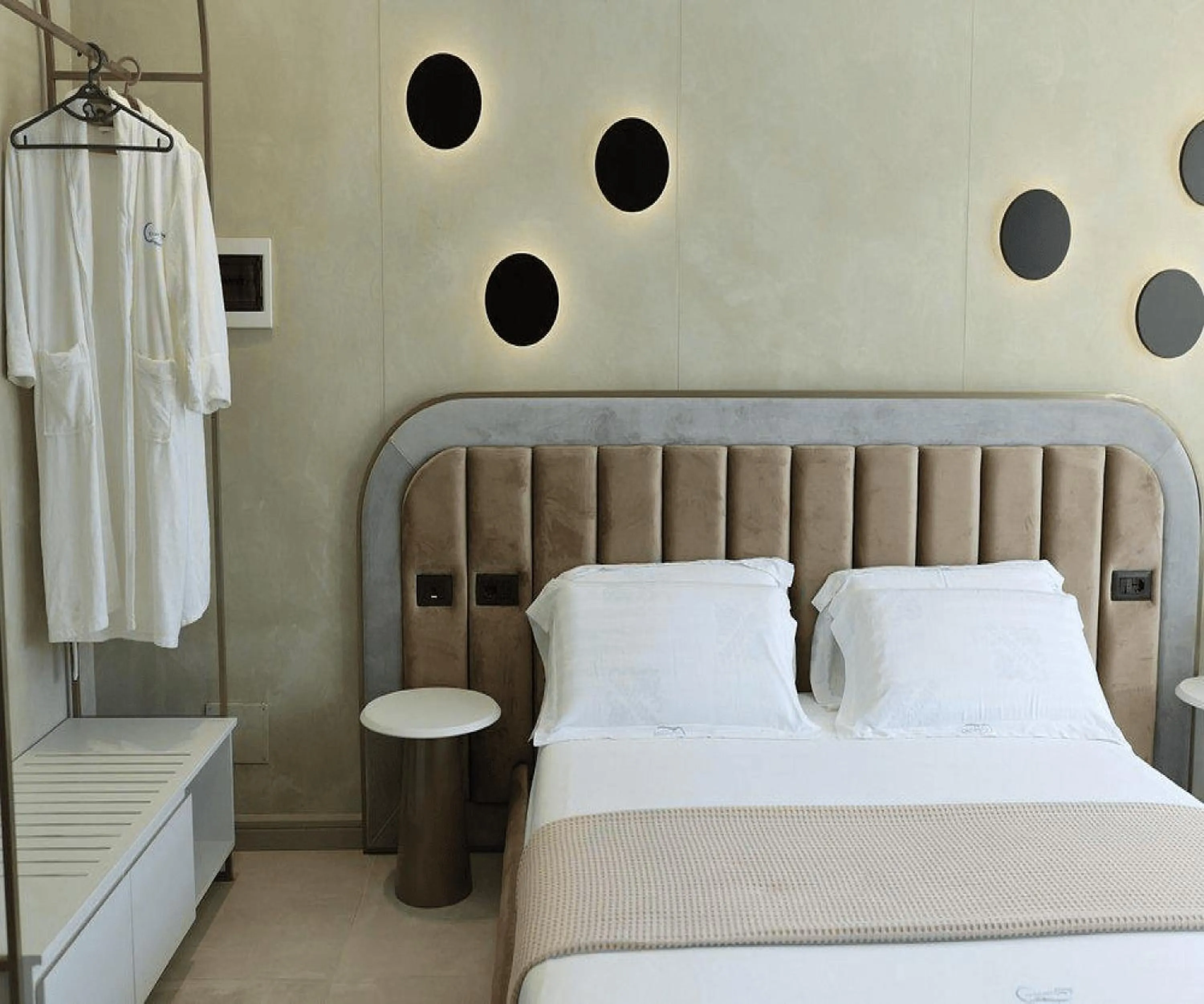 Photo of the whole room, Bed in Comfort Suites