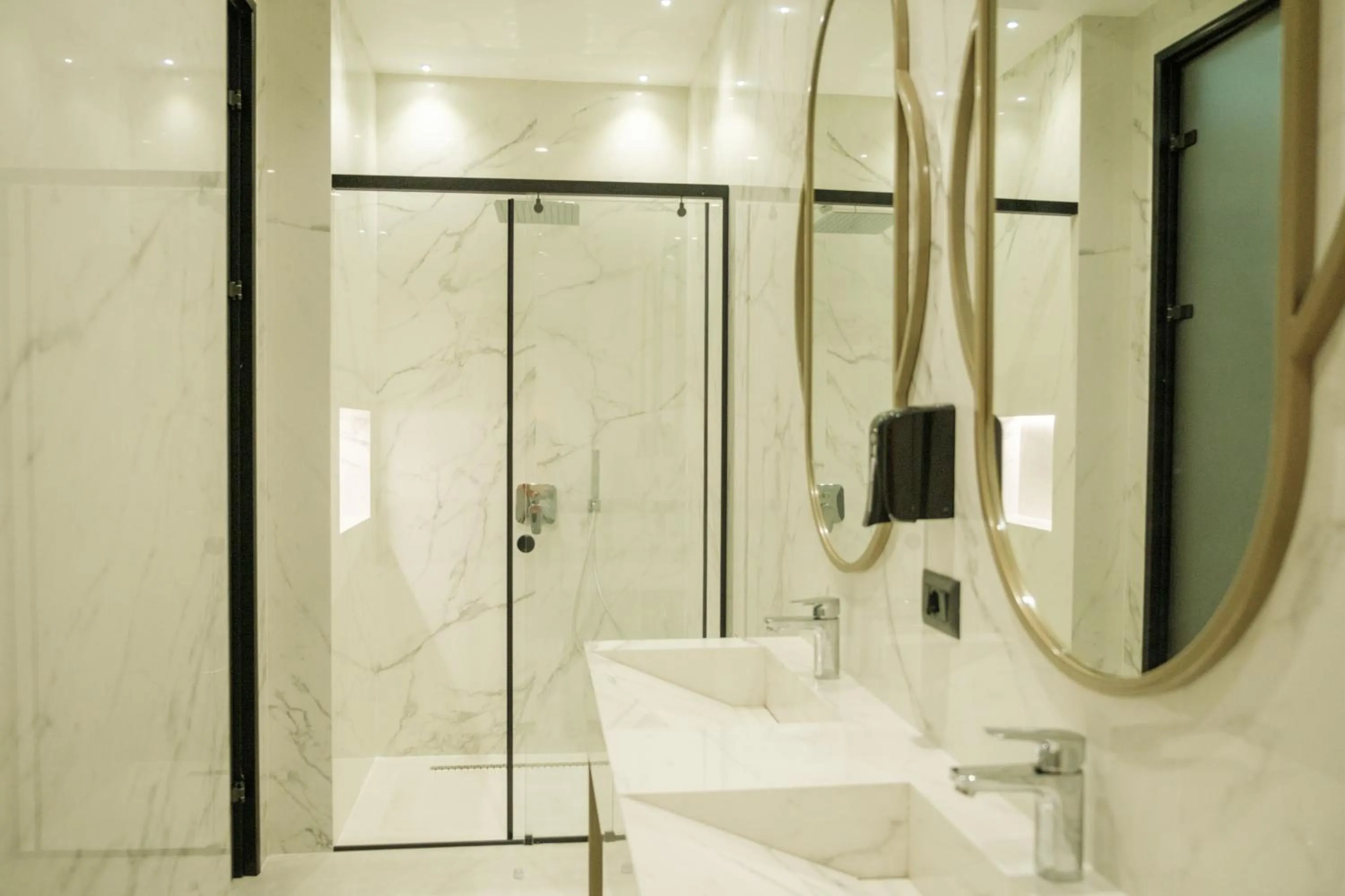 Shower in Comfort Suites