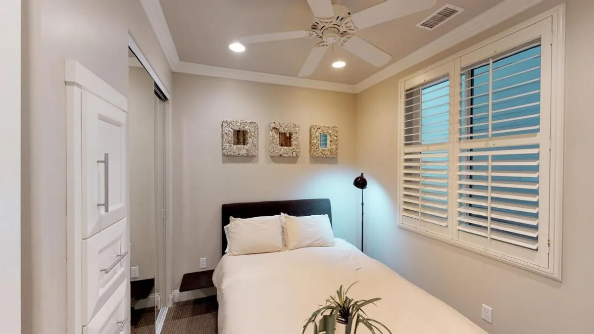 Bed in 3 Bedroom 2 Bath Beachfront Home