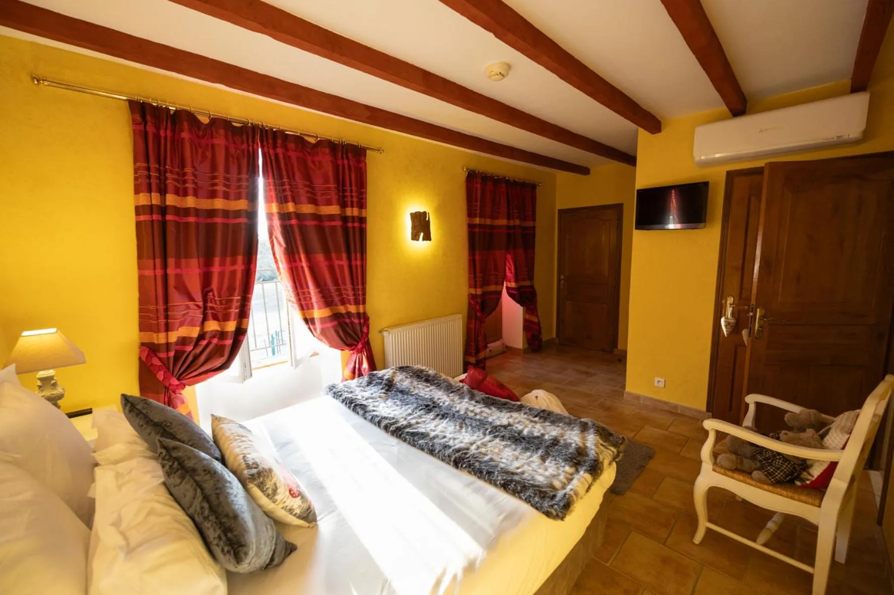 Photo of the whole room, Bed in Le Moulin de Beaunette