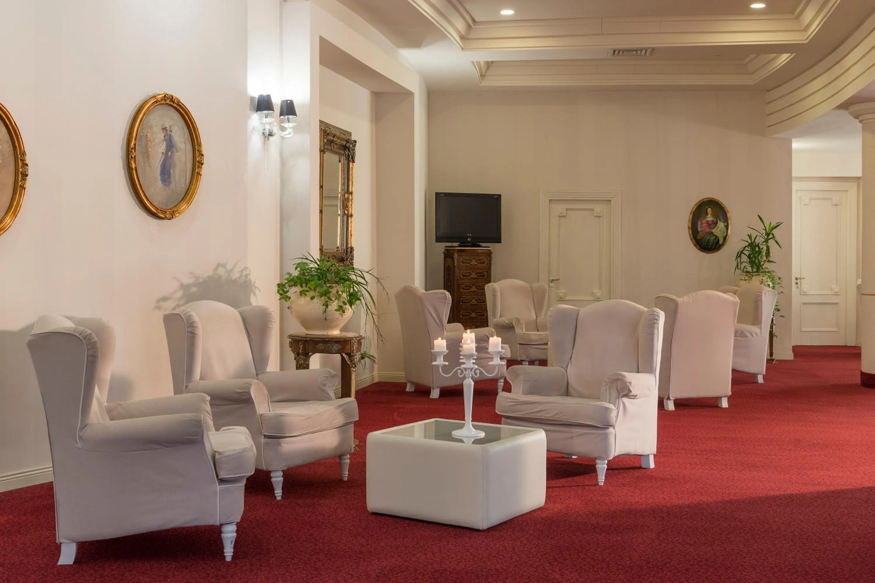 Property building in Grand Hotel Biffy