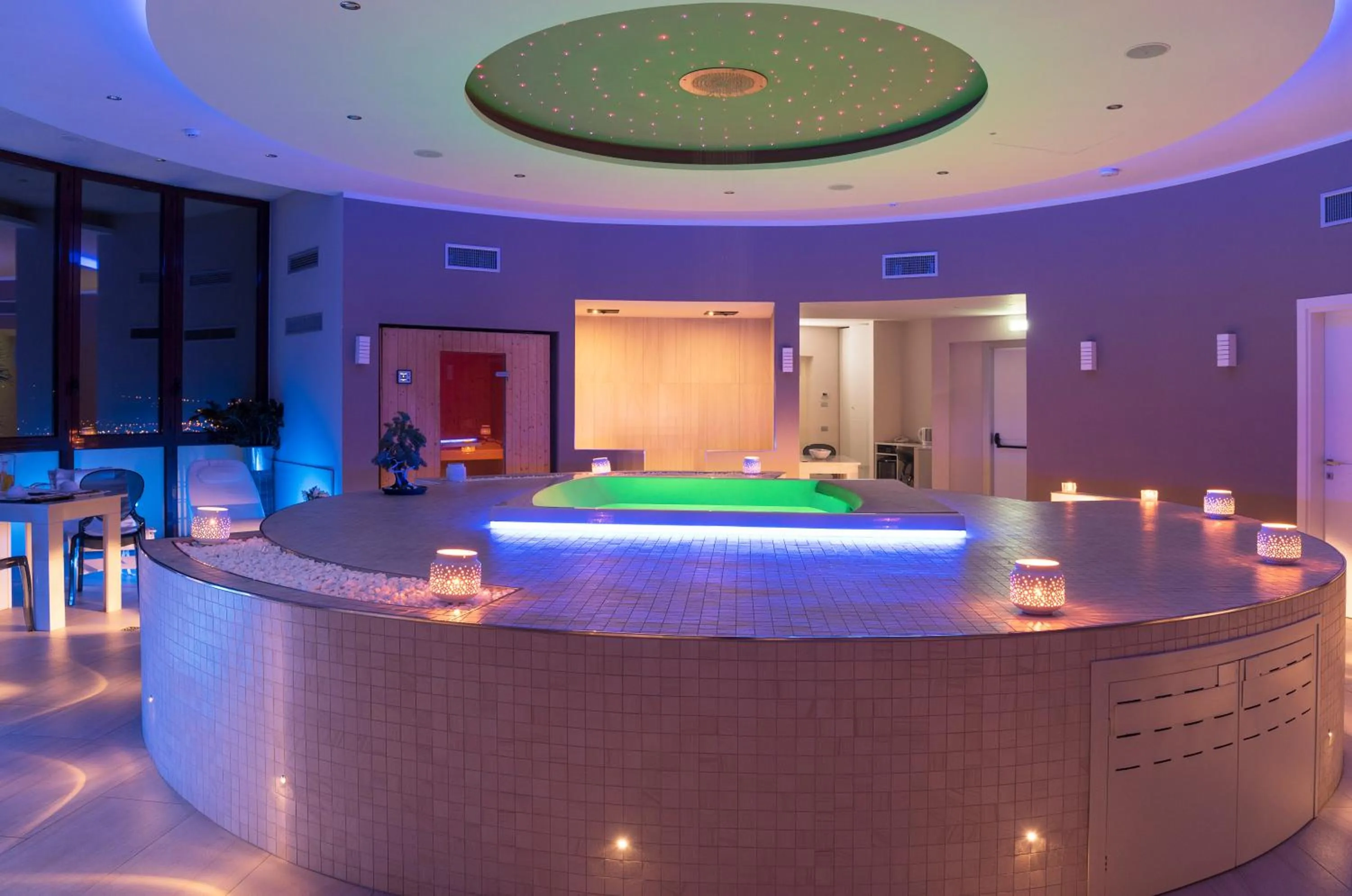 Hot Tub in Grand Hotel Biffy