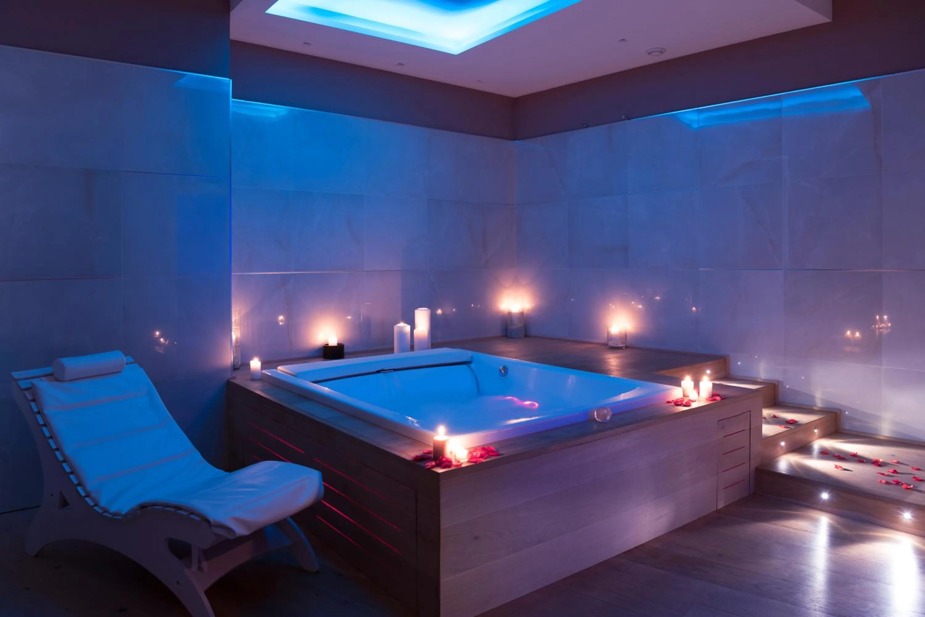 Hot Tub in Grand Hotel Biffy