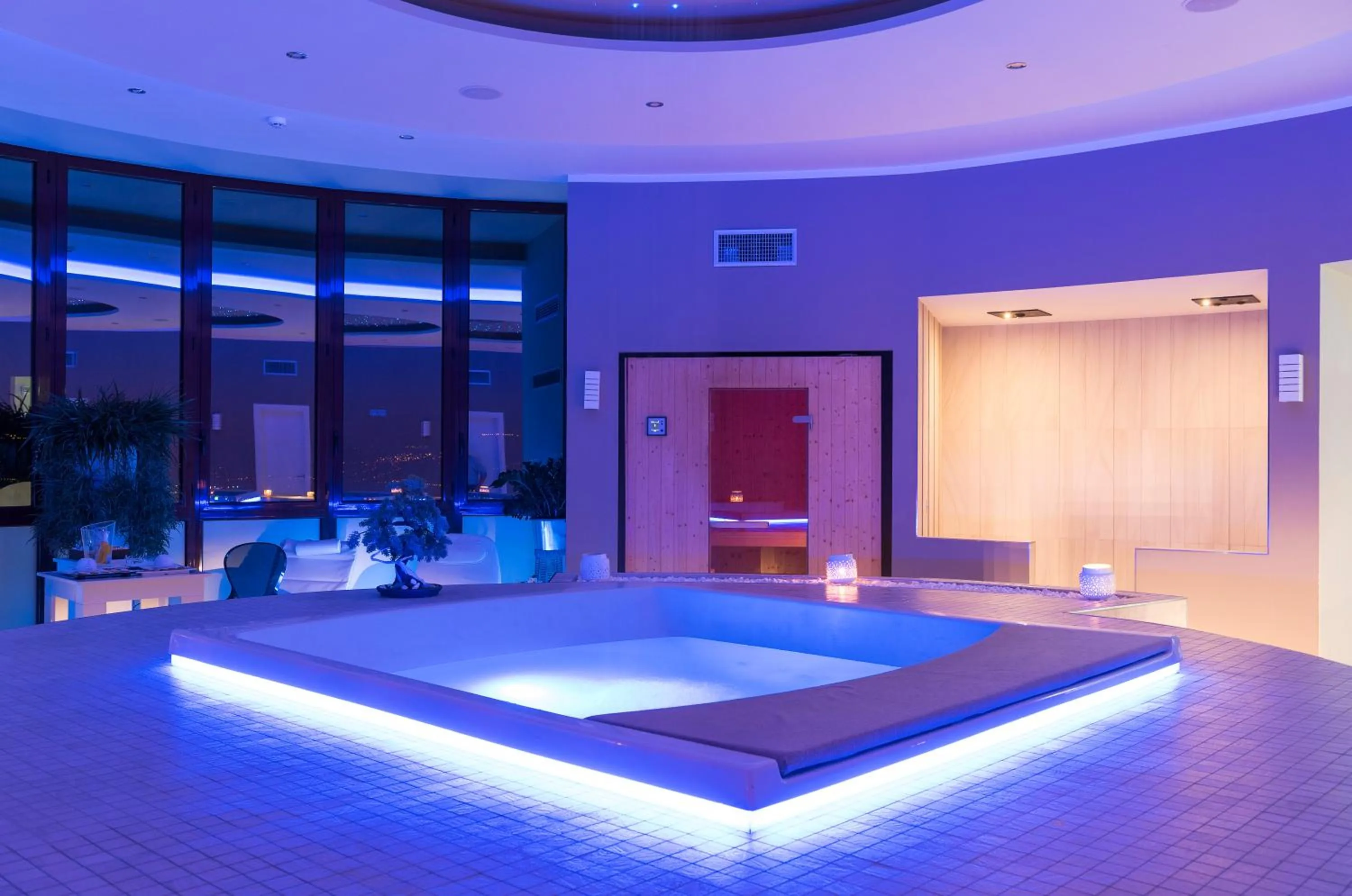 Hot Tub in Grand Hotel Biffy