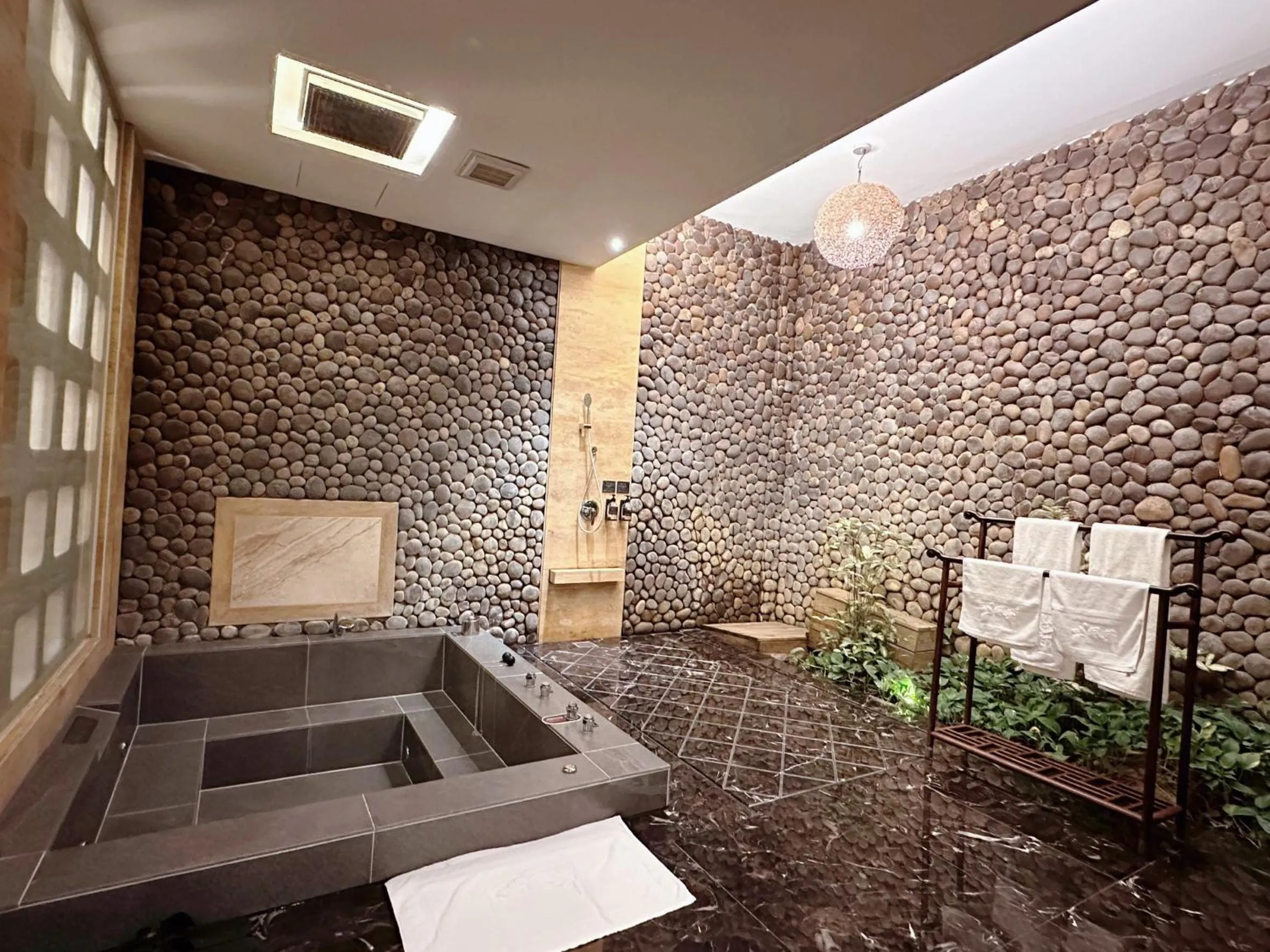 Bathroom in Orient Luxury Villa Motel