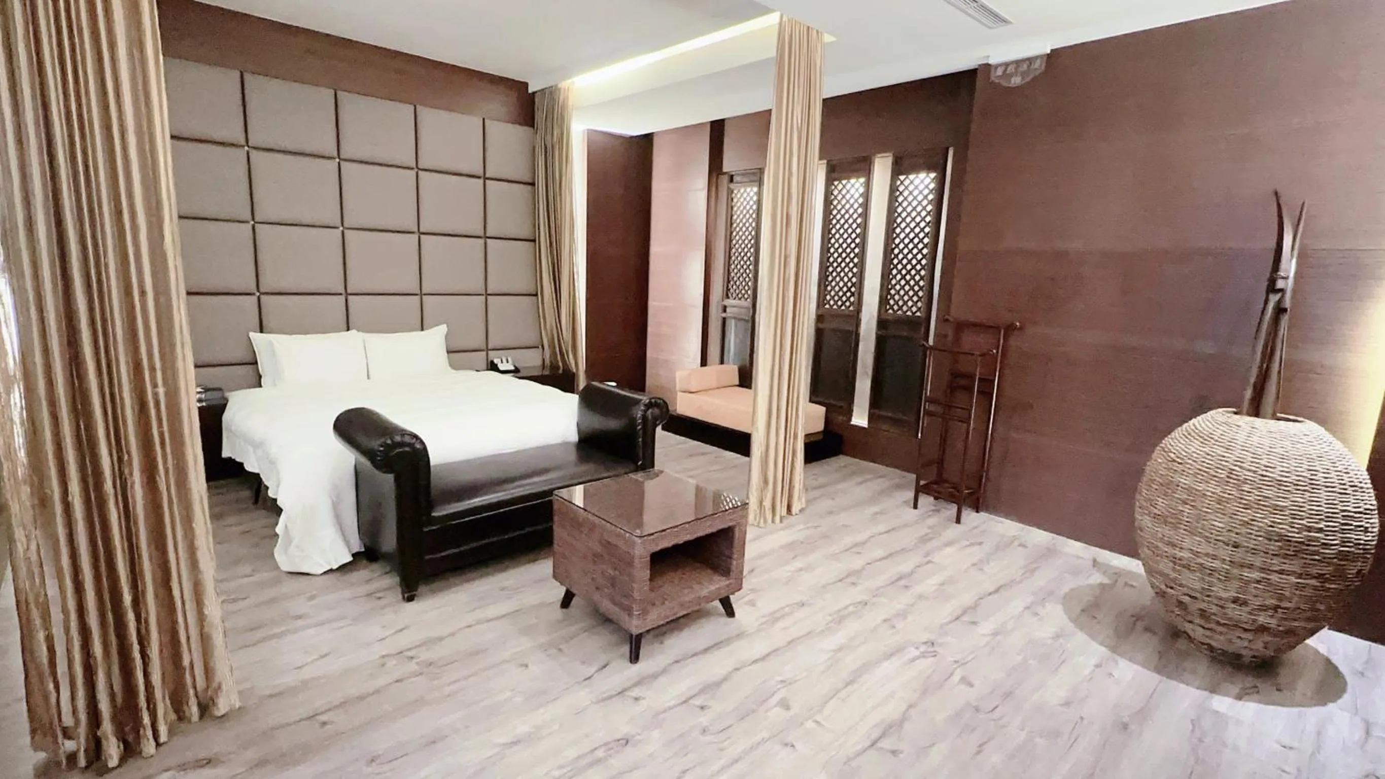 Bedroom, Bed in Orient Luxury Villa Motel