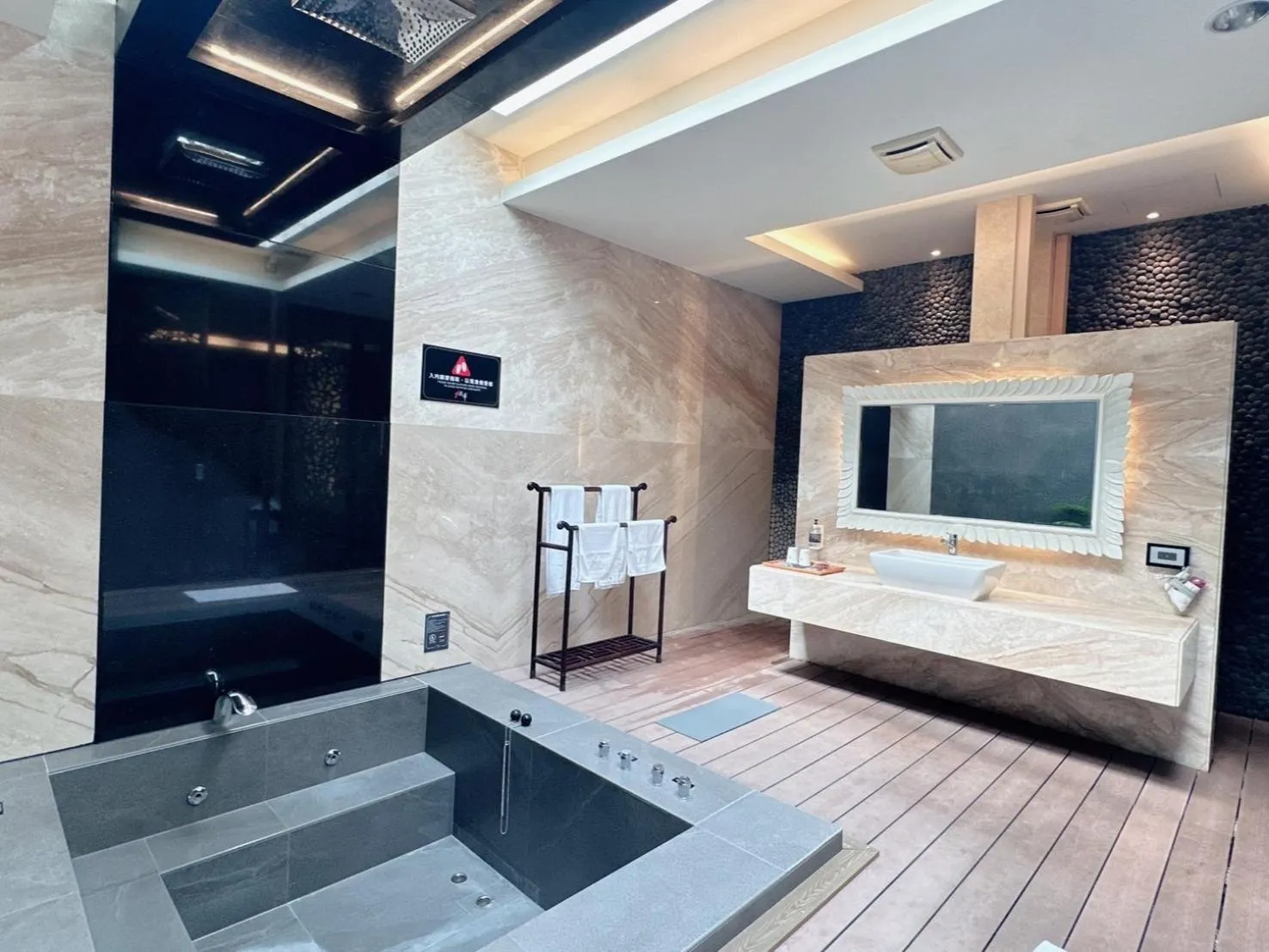 Bathroom, Bed in Orient Luxury Villa Motel