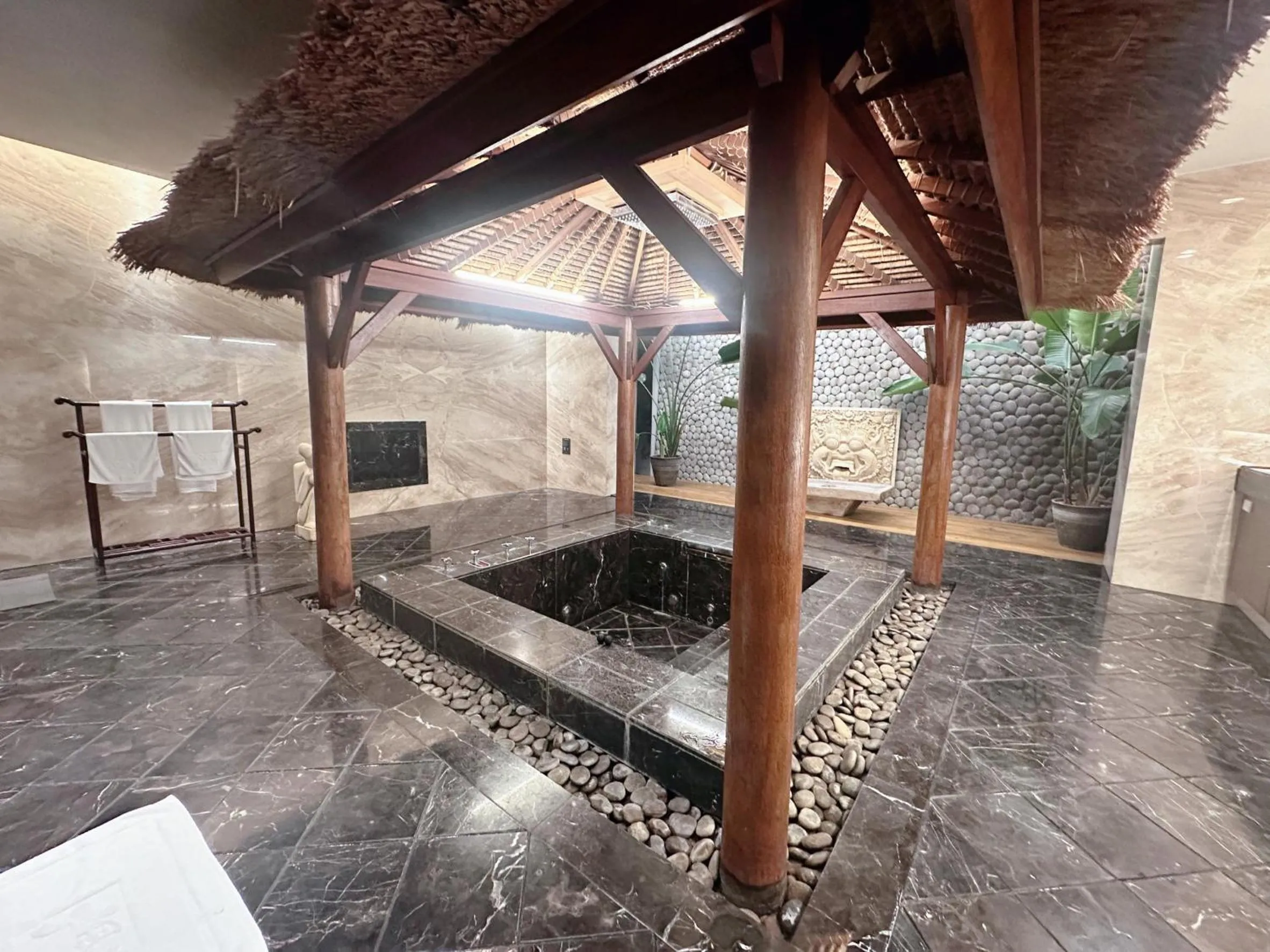 Hot Tub in Orient Luxury Villa Motel