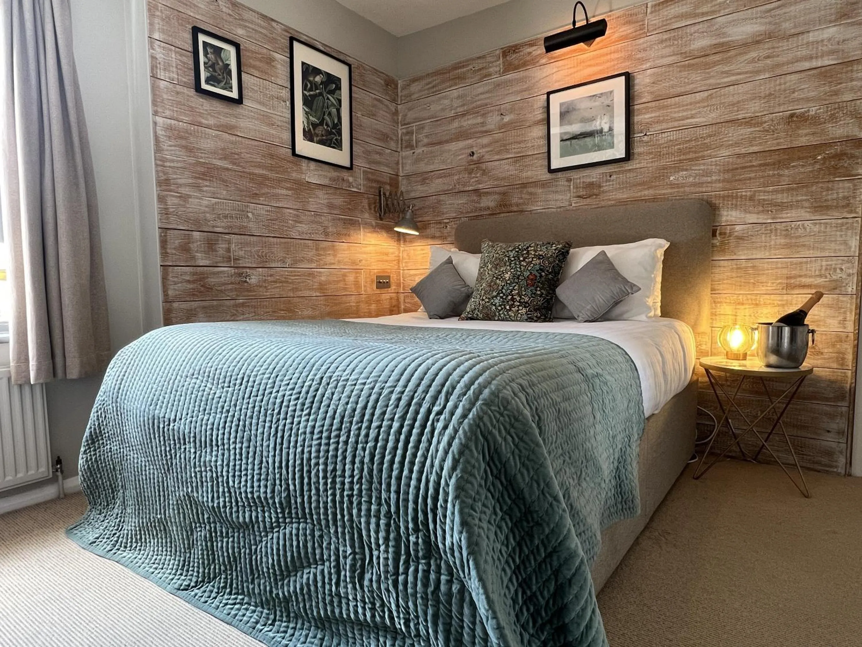 Bedroom, Bed in New Flying Horse Inn