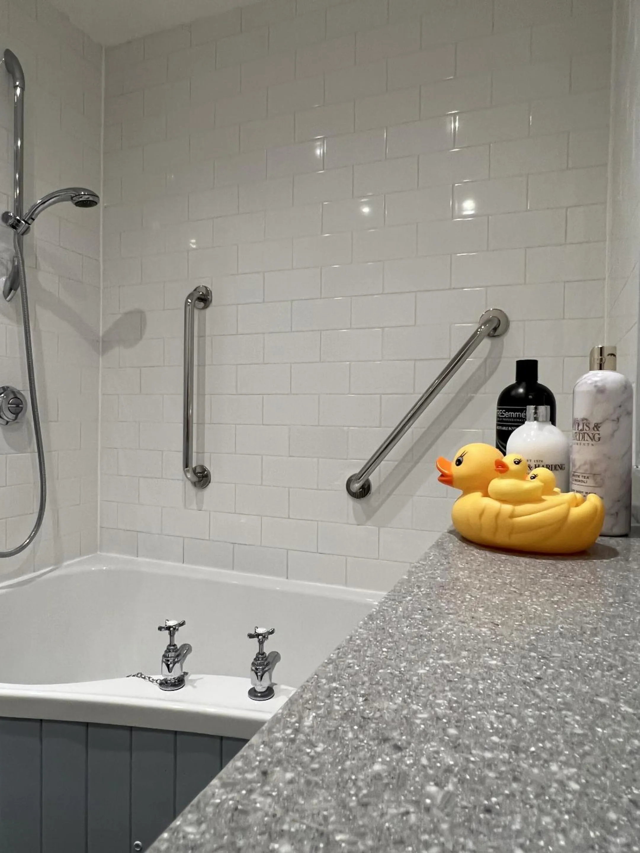 Bathroom in New Flying Horse Inn