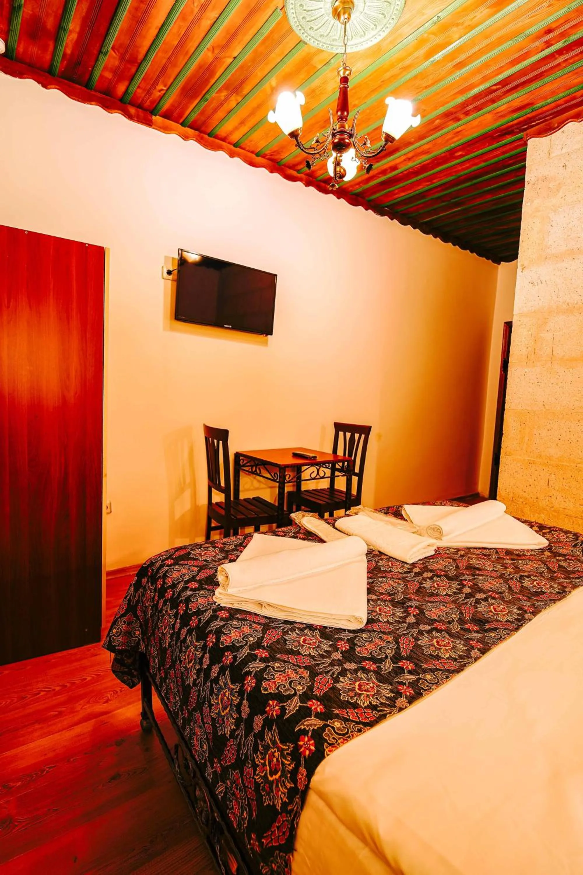 Communal lounge/ TV room, Bed in Alaca Cave Cappadocia