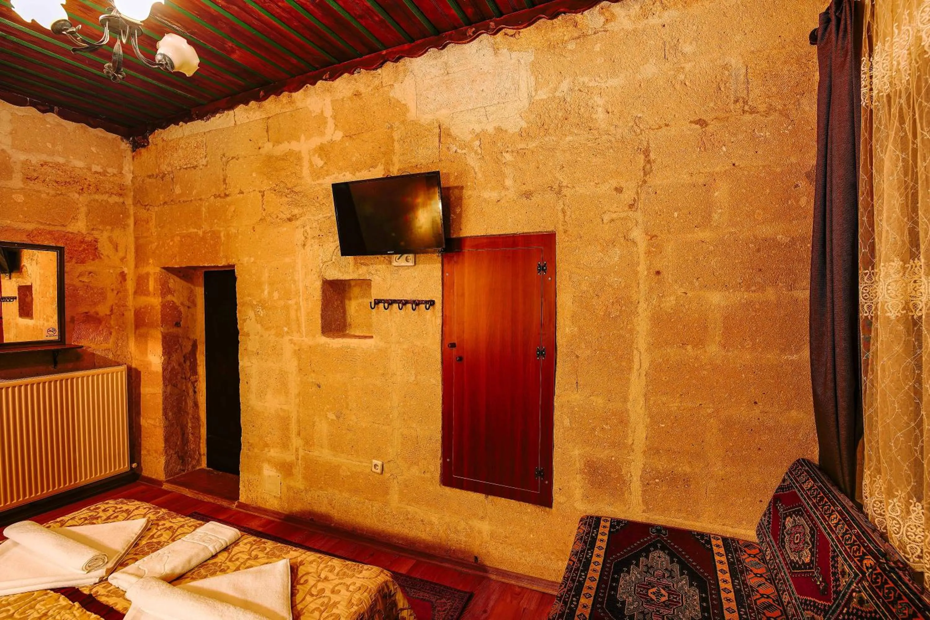 Communal lounge/ TV room, Bed in Alaca Cave Cappadocia