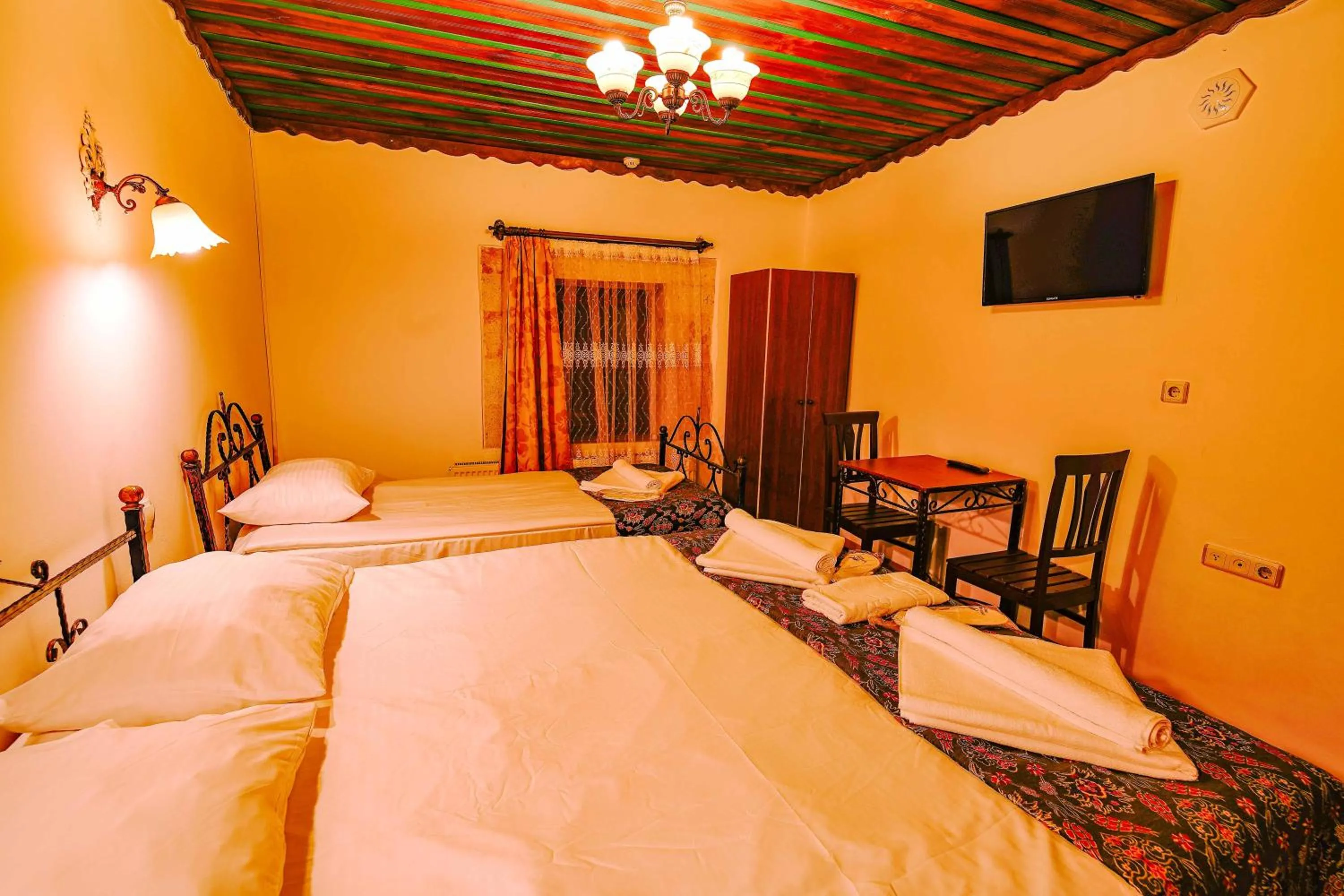 Communal lounge/ TV room, Bed in Alaca Cave Cappadocia