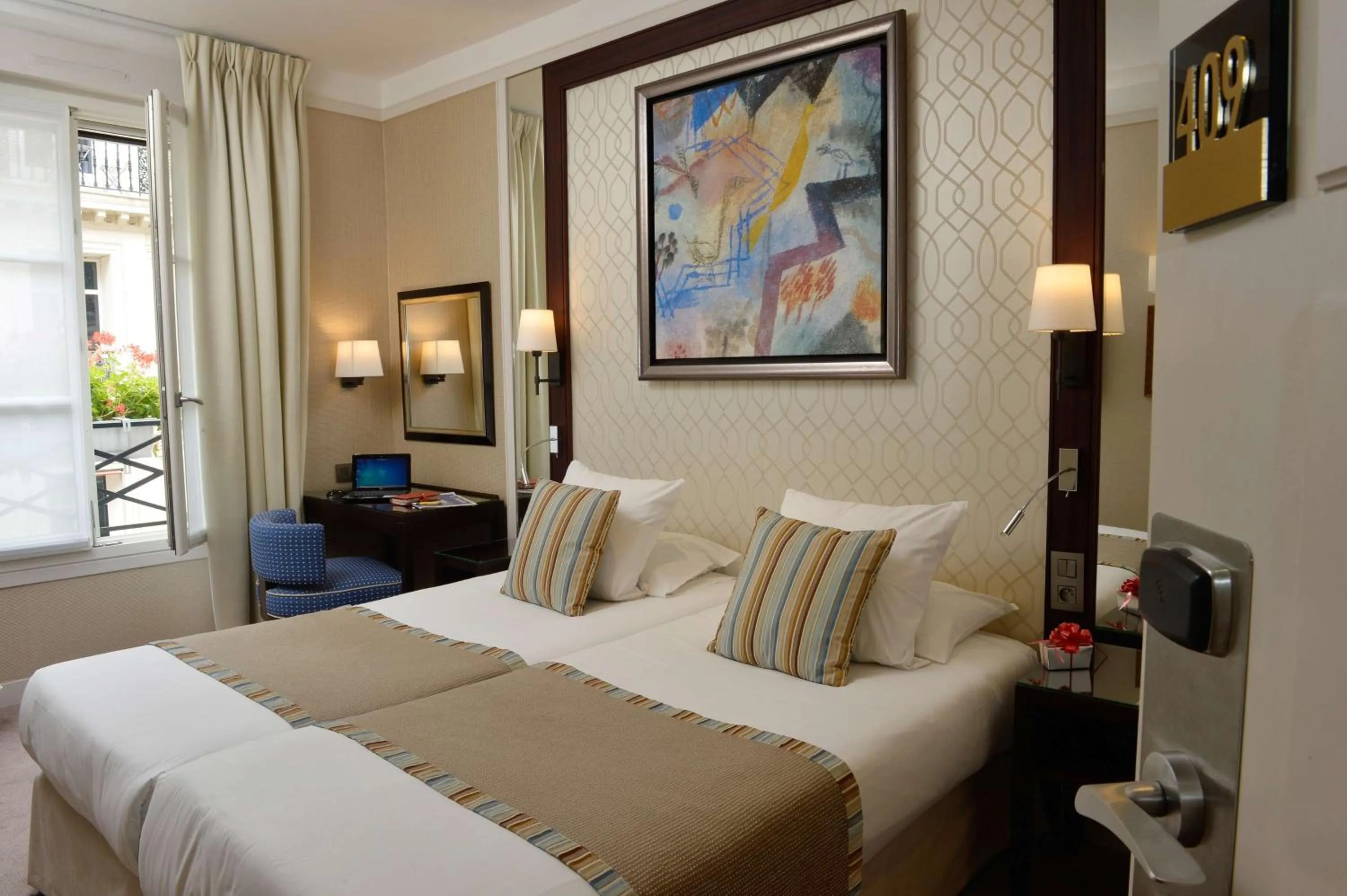 Photo of the whole room, Bed in Folkestone Opéra