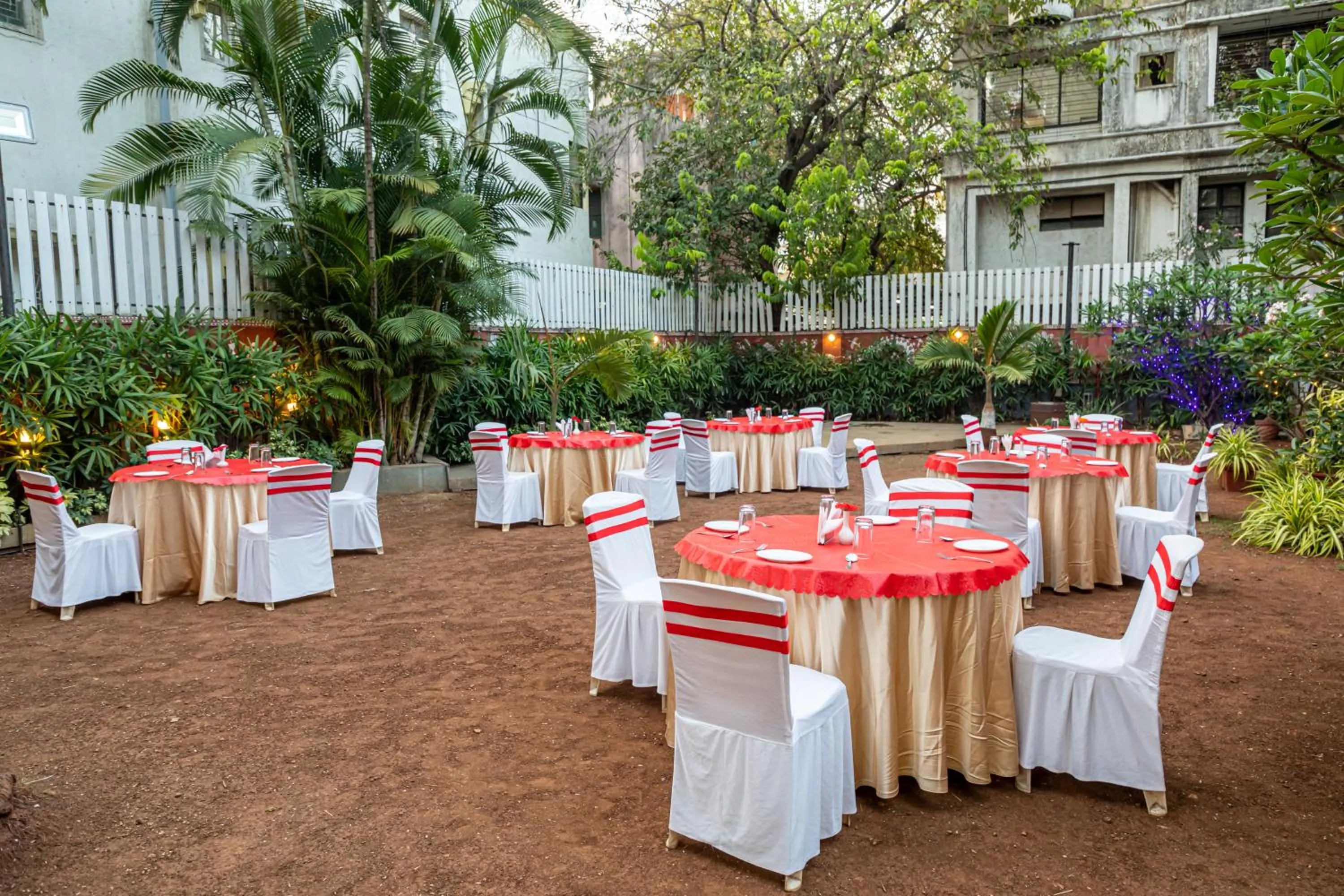 Restaurant/places to eat in Hotel Rama Heritage