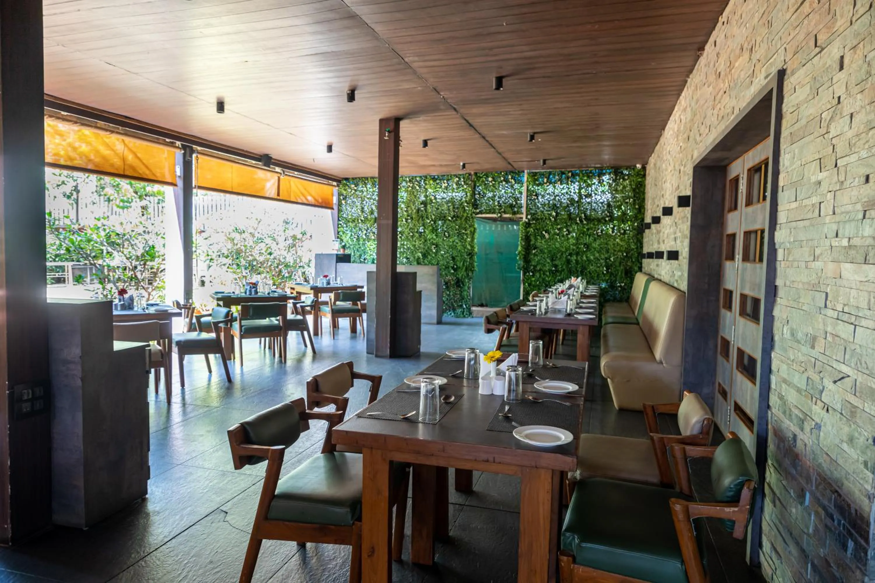 Restaurant/places to eat in Hotel Rama Heritage