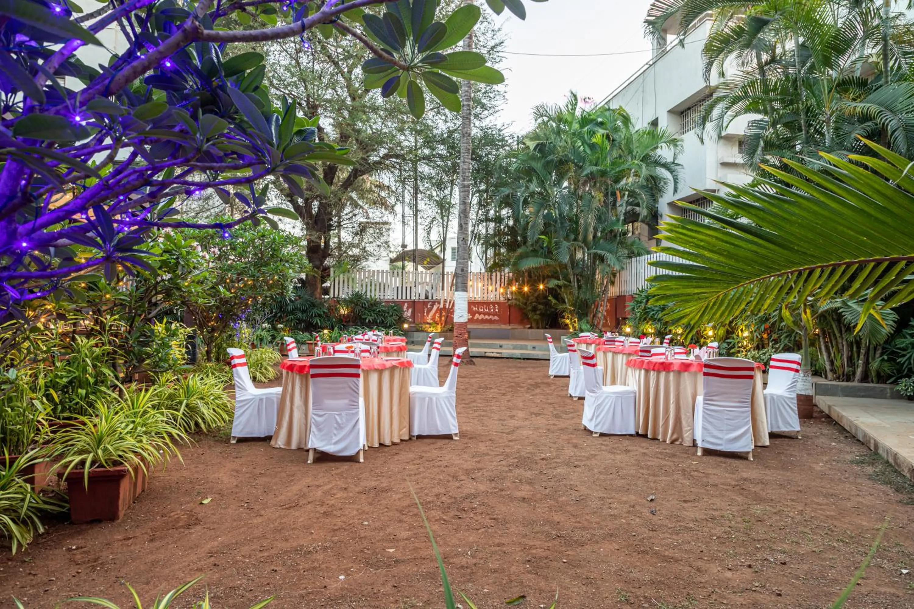 Restaurant/places to eat in Hotel Rama Heritage