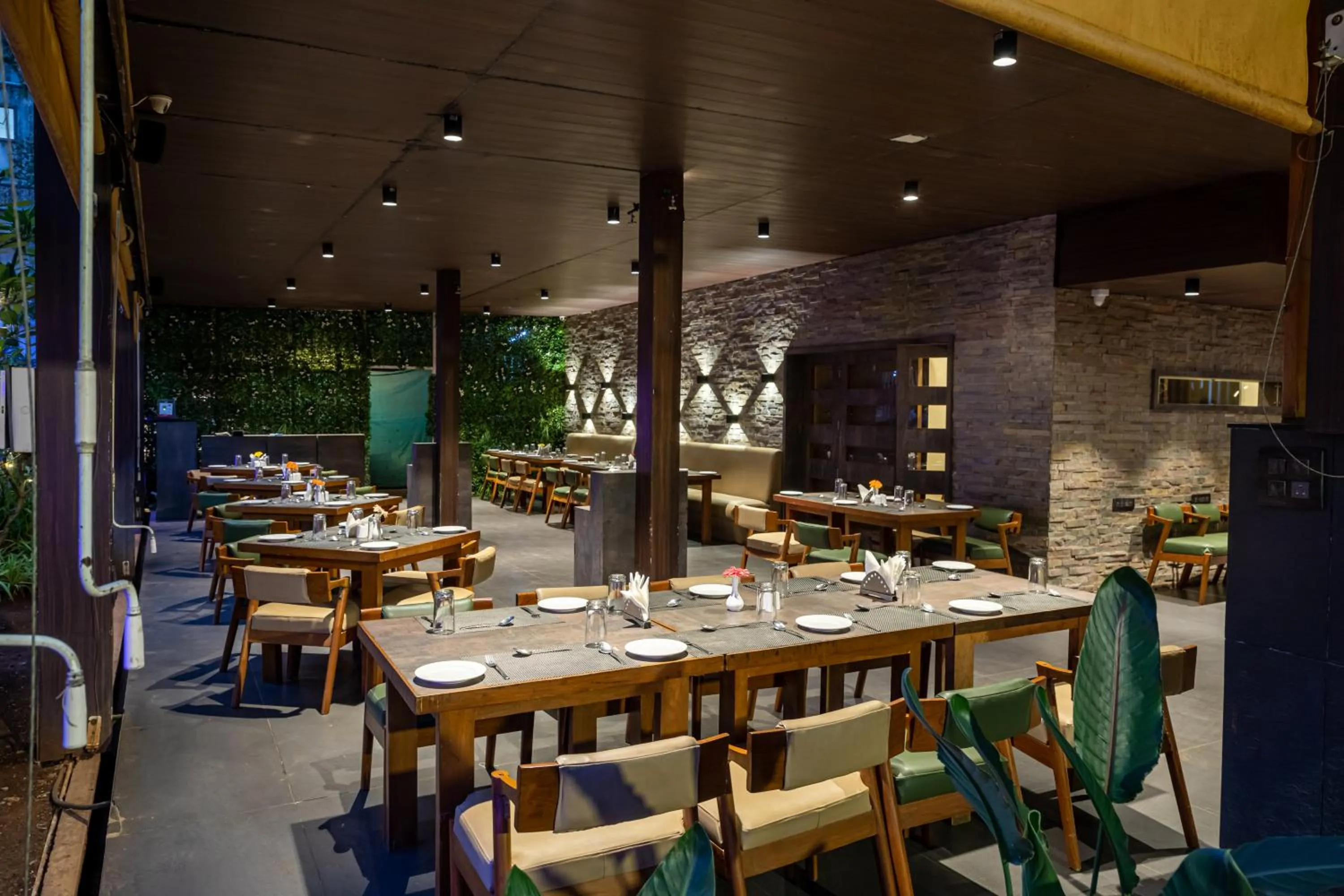 Restaurant/places to eat in Hotel Rama Heritage