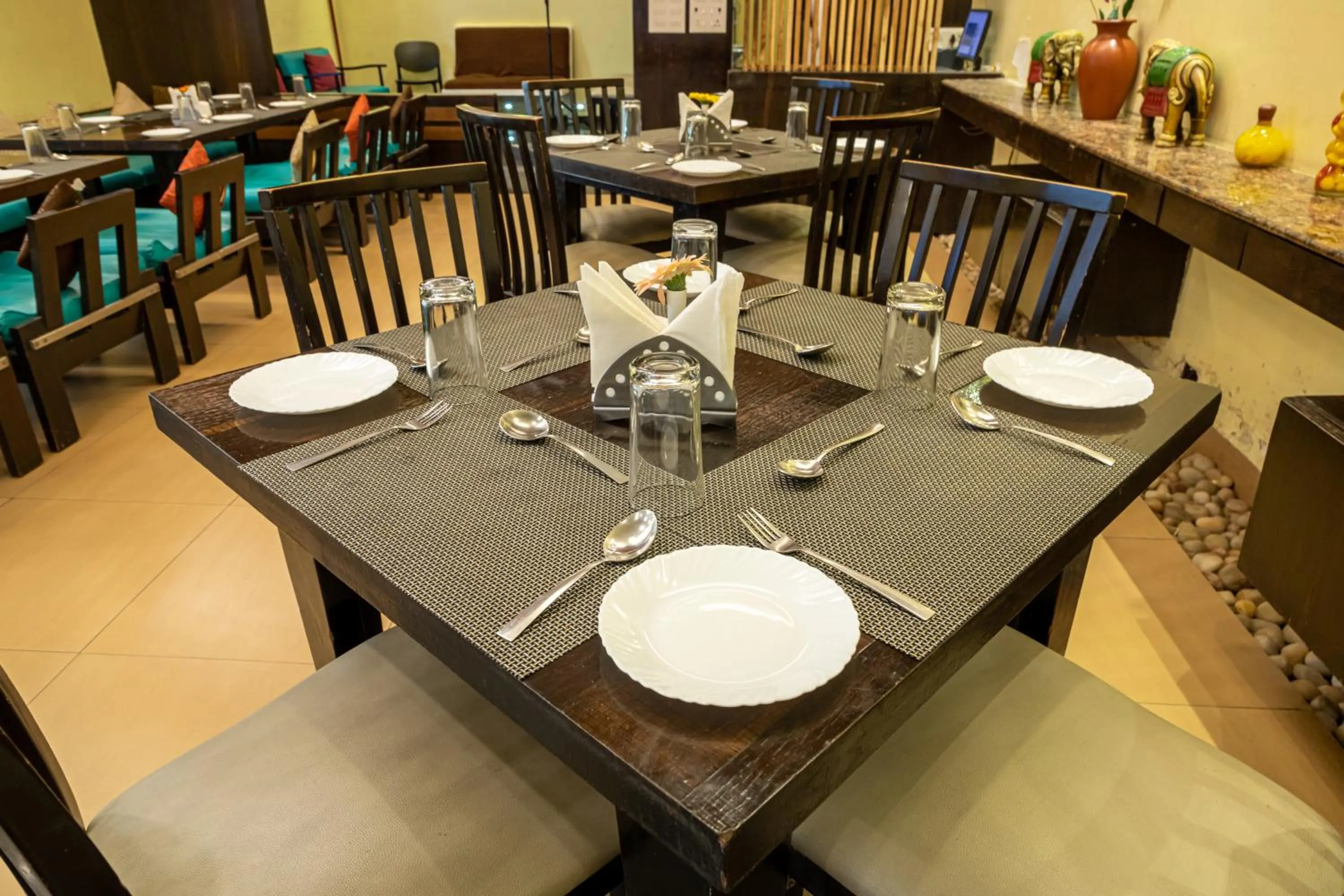 Restaurant/places to eat in Hotel Rama Heritage