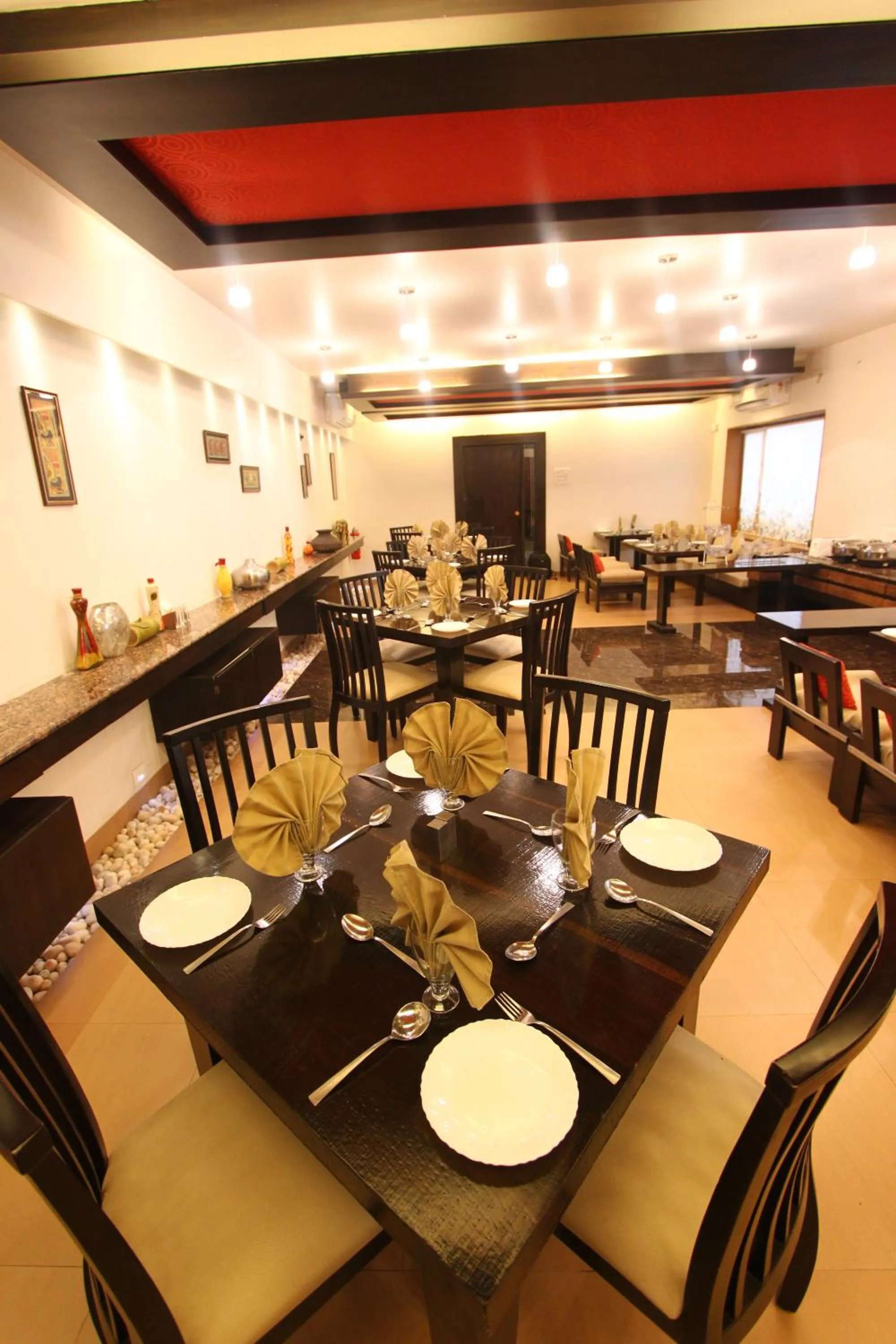 Restaurant/places to eat in Hotel Rama Heritage