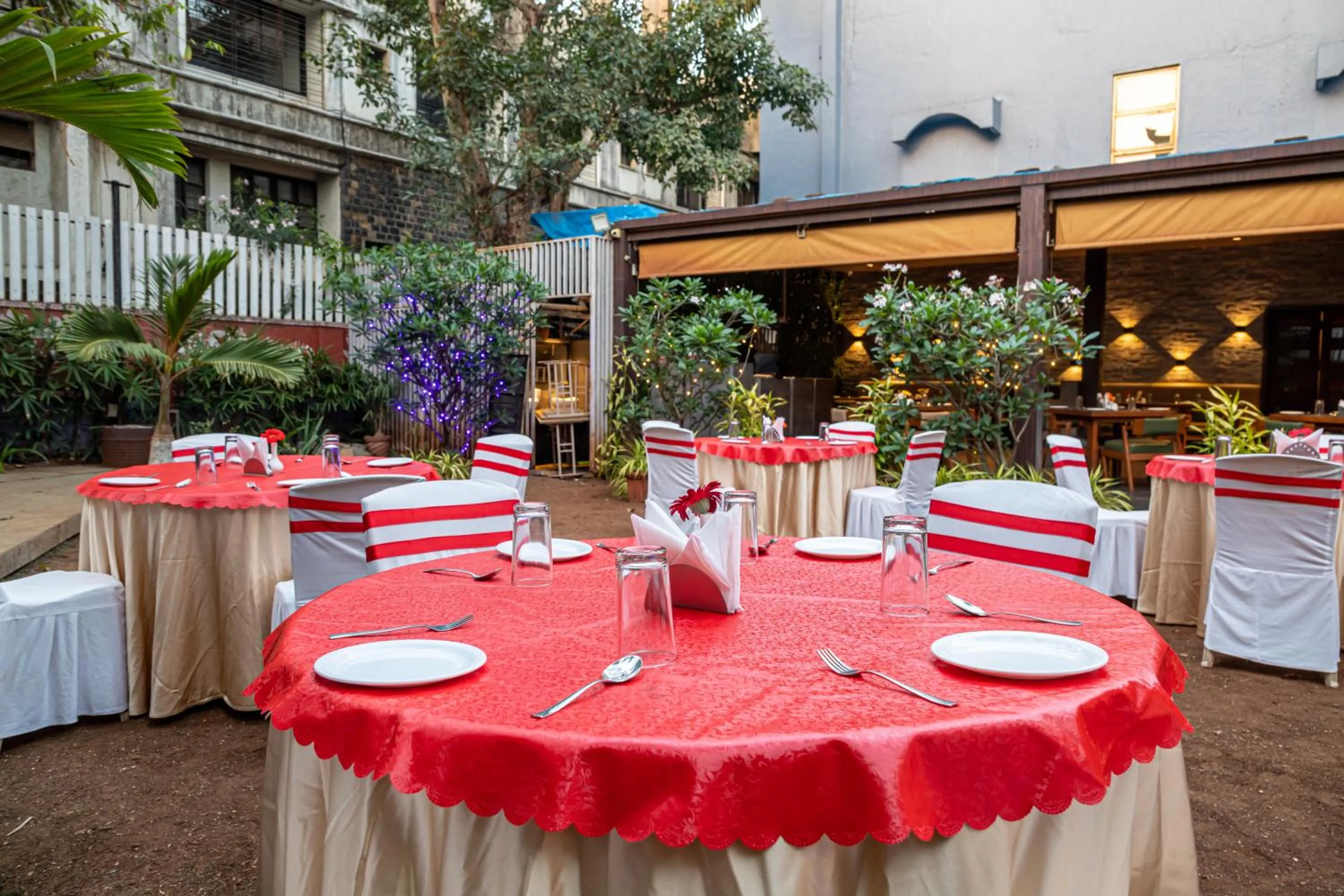 Restaurant/places to eat in Hotel Rama Heritage