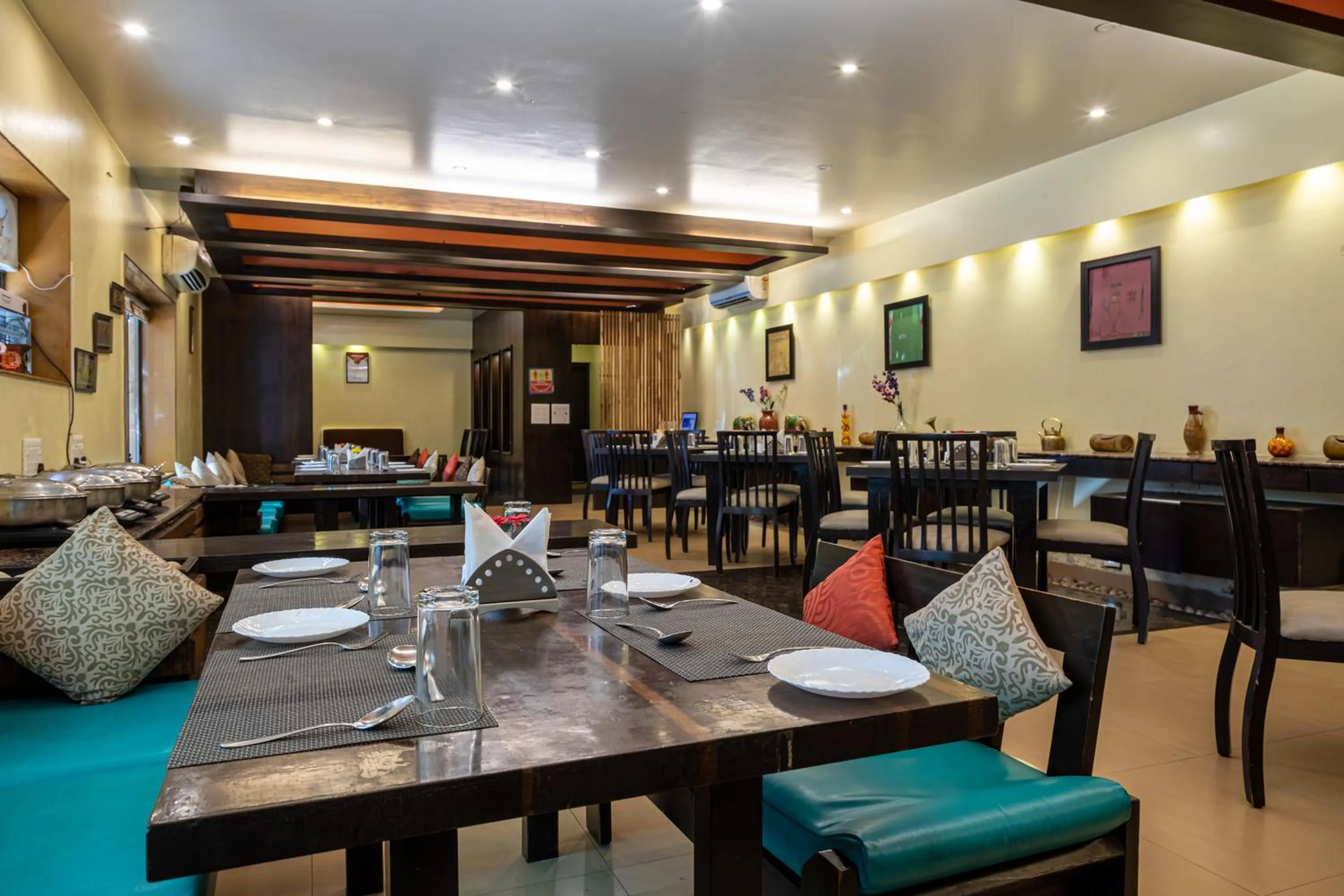 Restaurant/places to eat in Hotel Rama Heritage