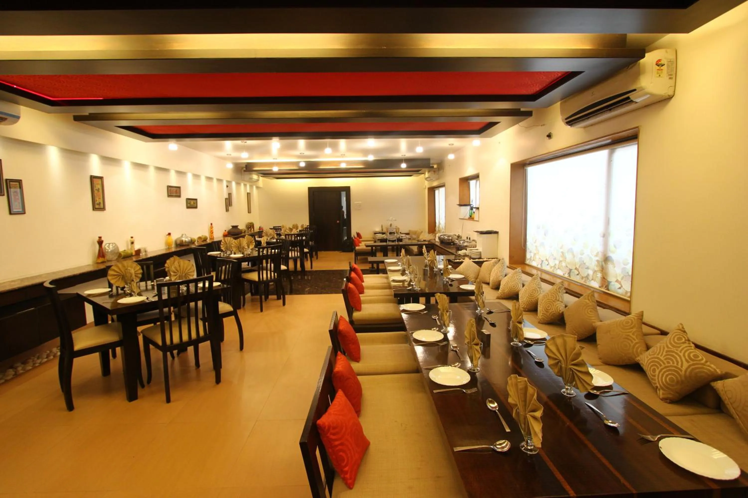 Restaurant/places to eat in Hotel Rama Heritage