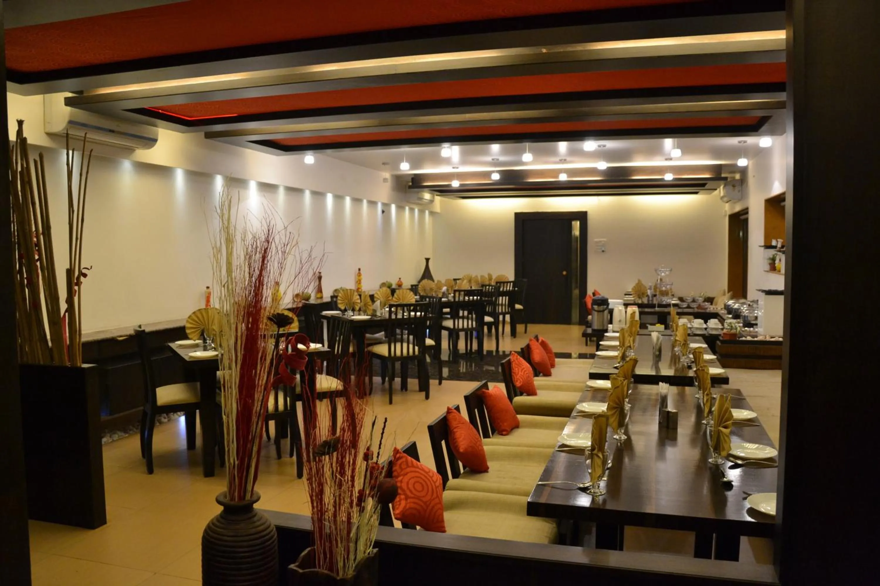 Restaurant/places to eat in Hotel Rama Heritage