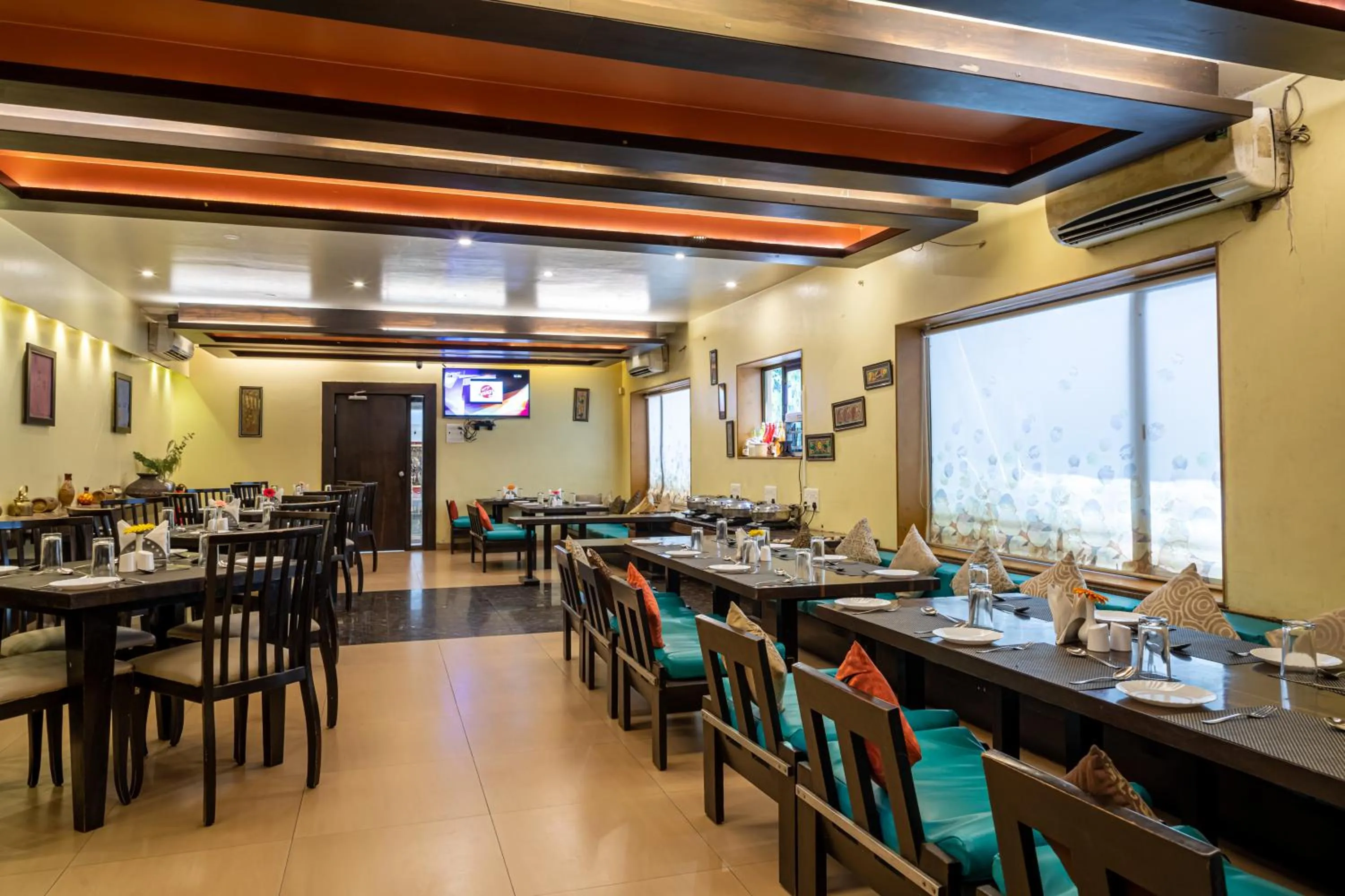 Restaurant/places to eat in Hotel Rama Heritage