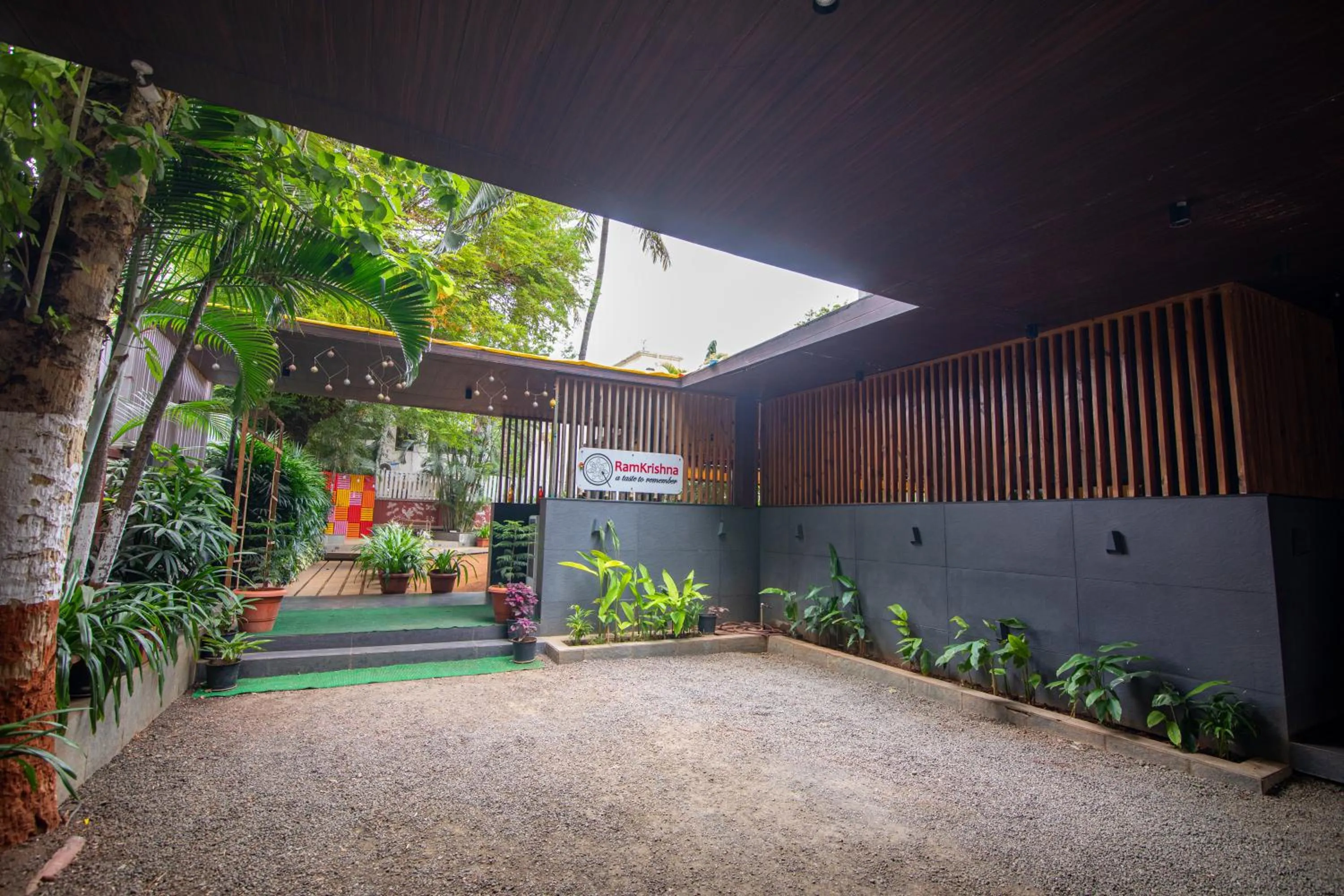 Restaurant/places to eat in Hotel Rama Heritage