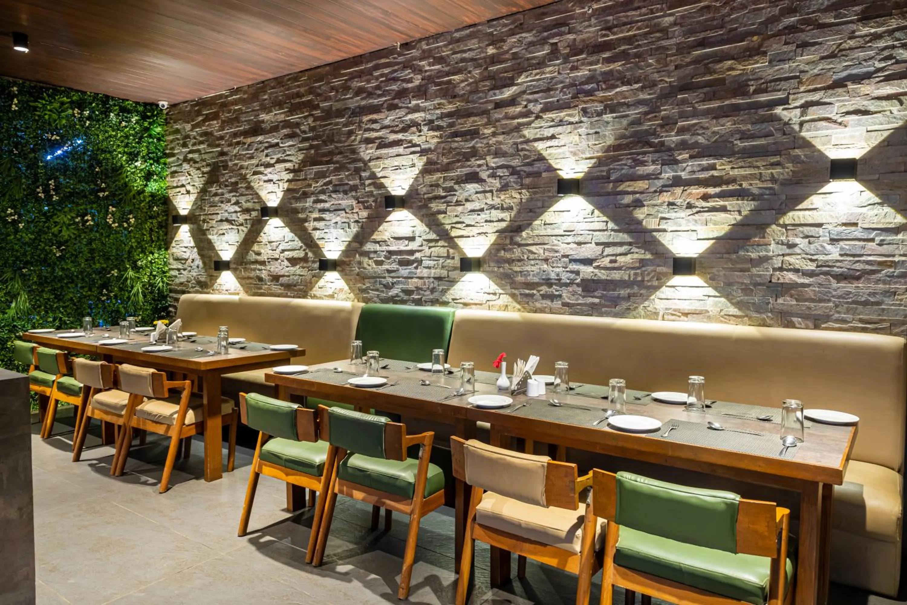 Restaurant/places to eat in Hotel Rama Heritage