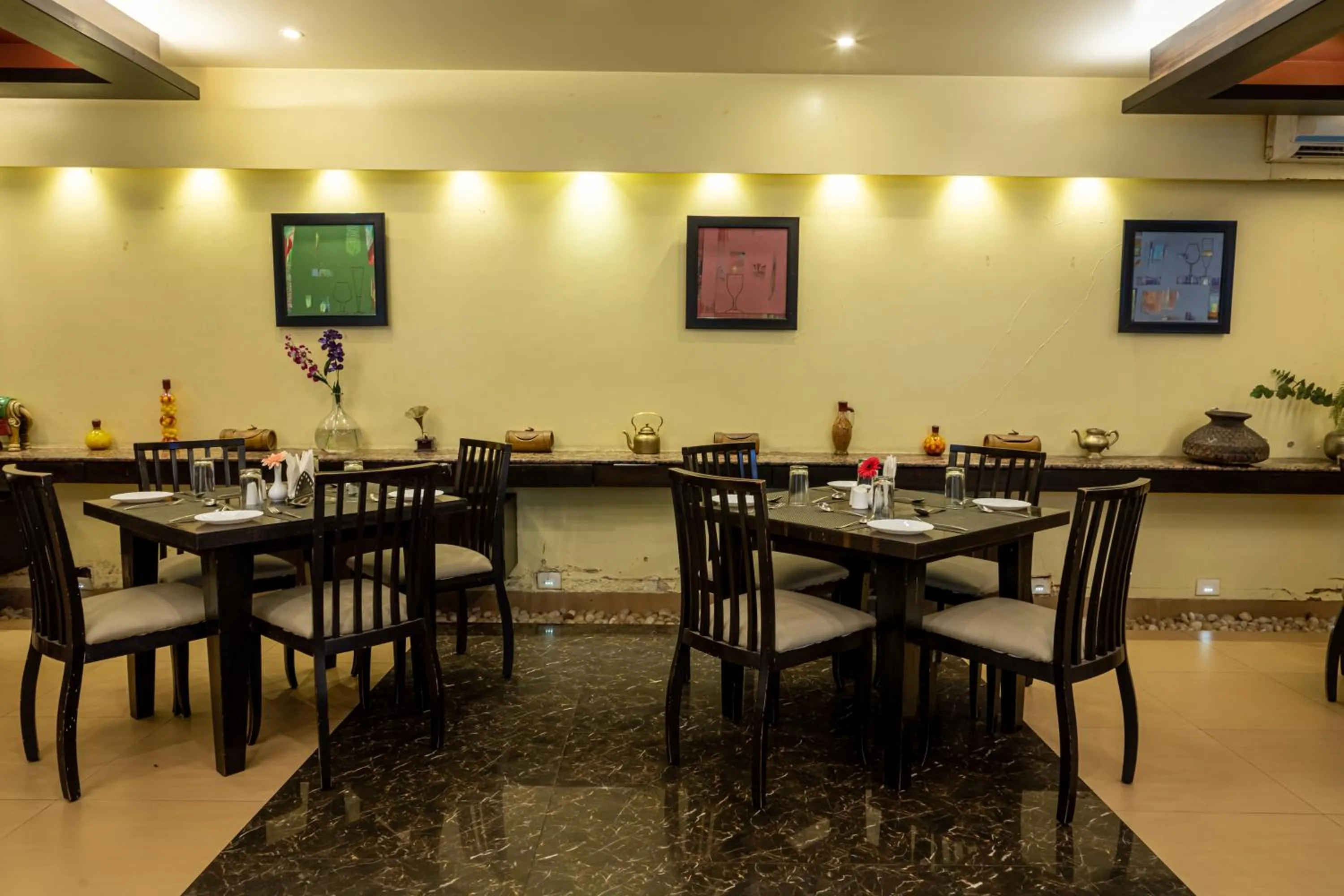 Restaurant/places to eat in Hotel Rama Heritage