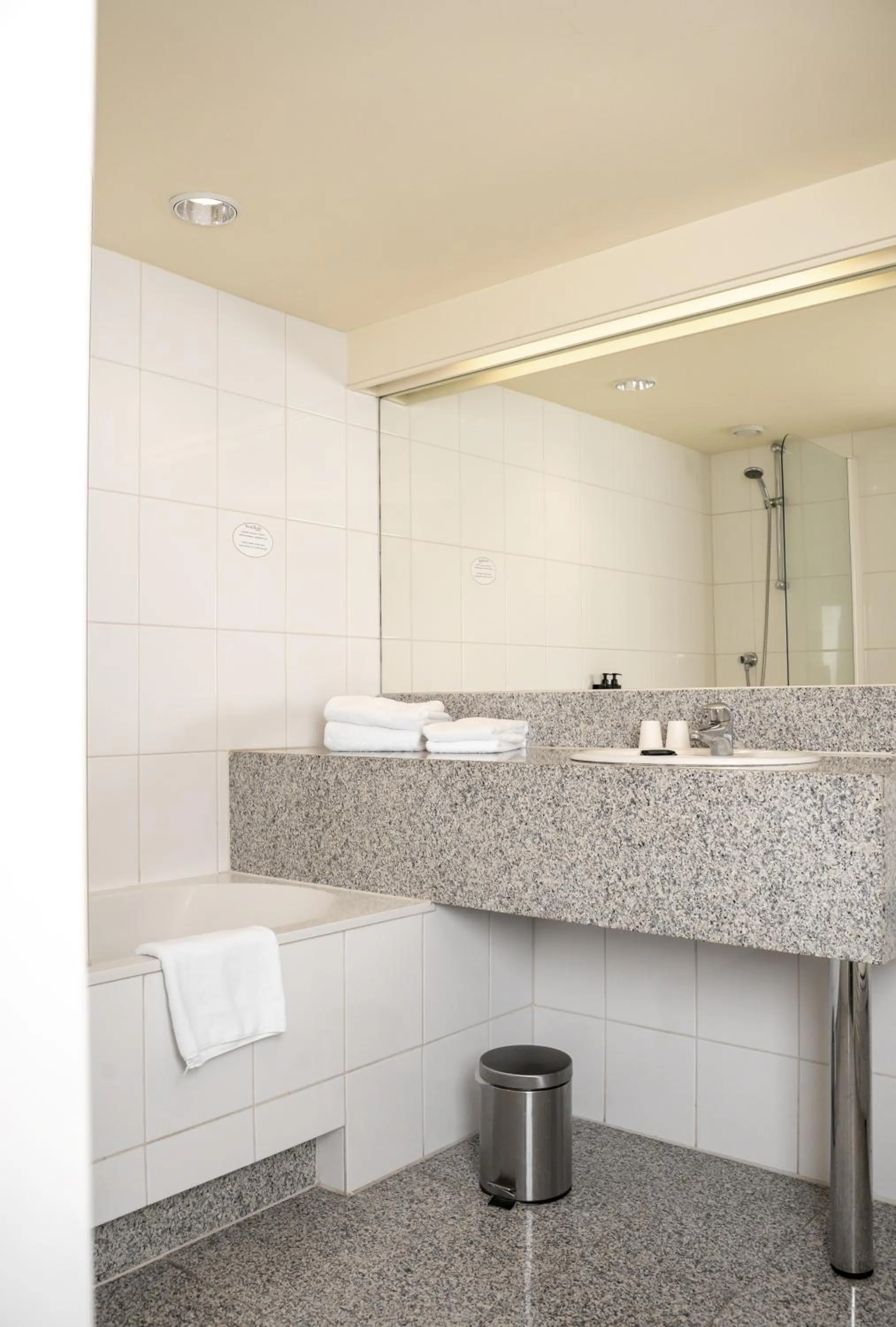 Bathroom in Hampshire Hotel – Voncken Valkenburg