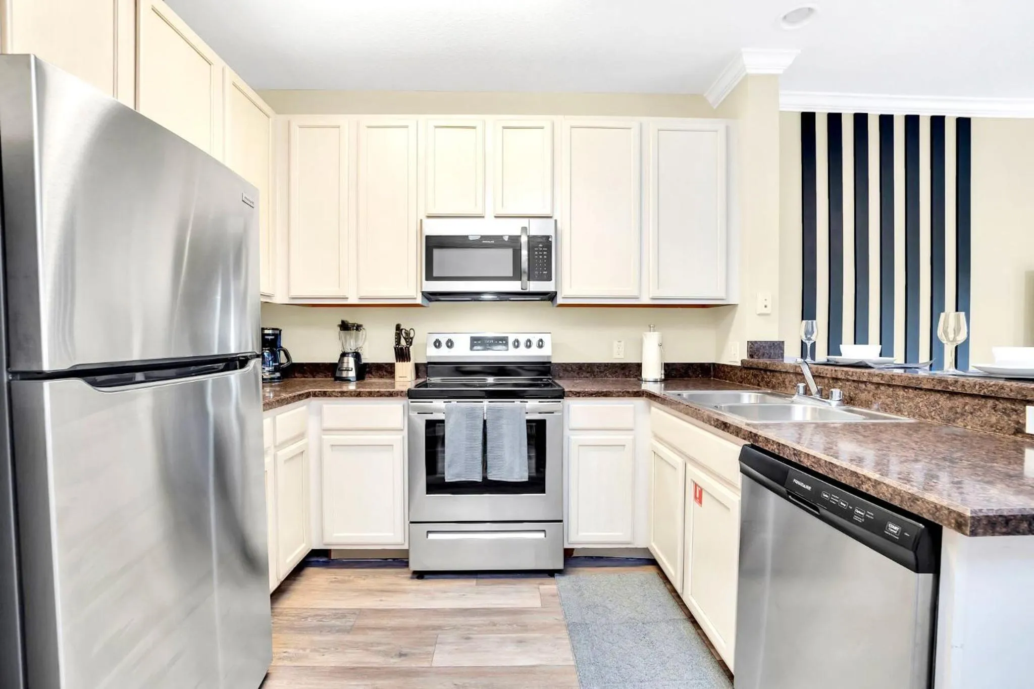 2BR Condo - Pool & Games - Near Disney