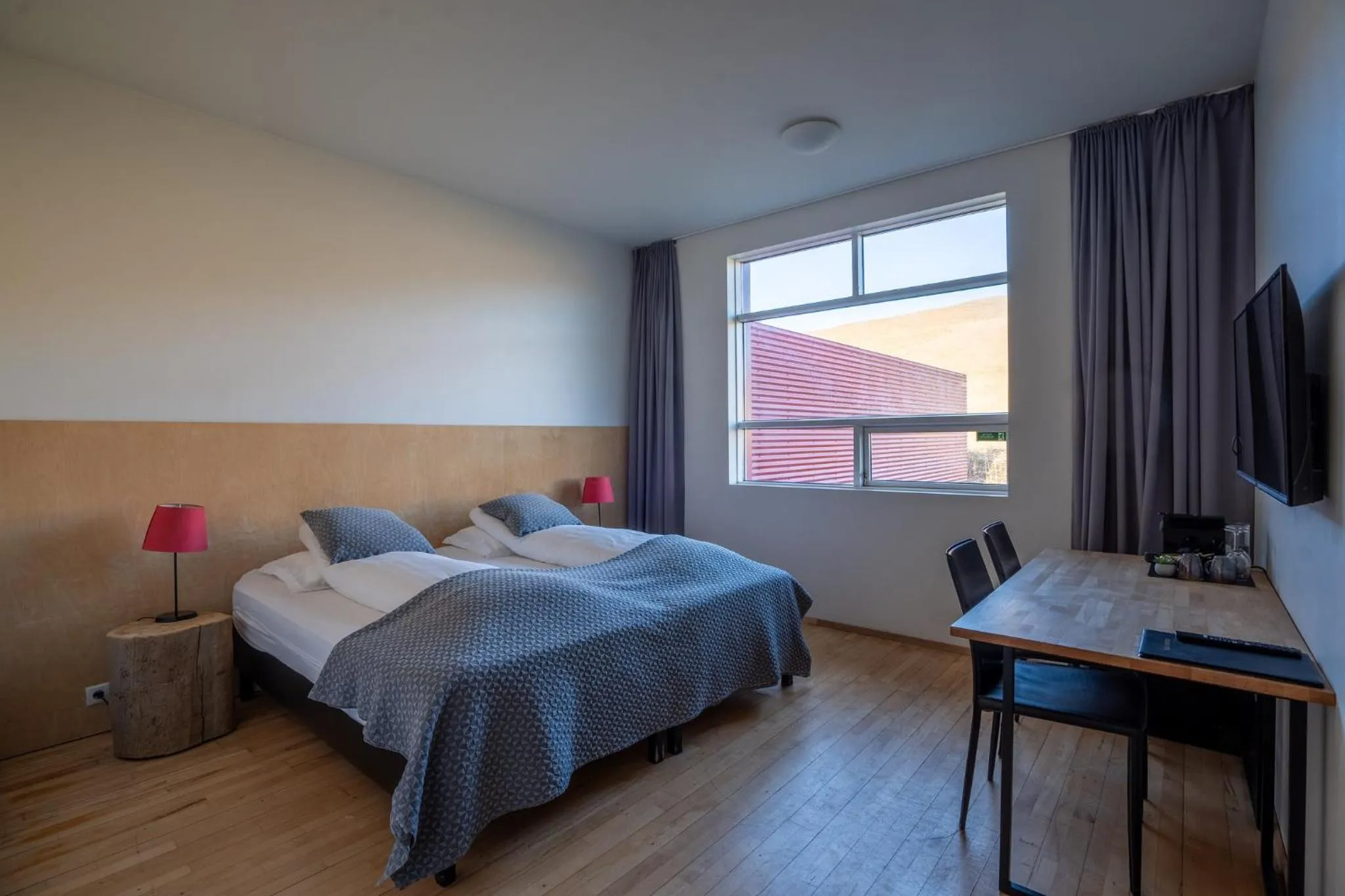 Bedroom, Bed in Volcano Hotel