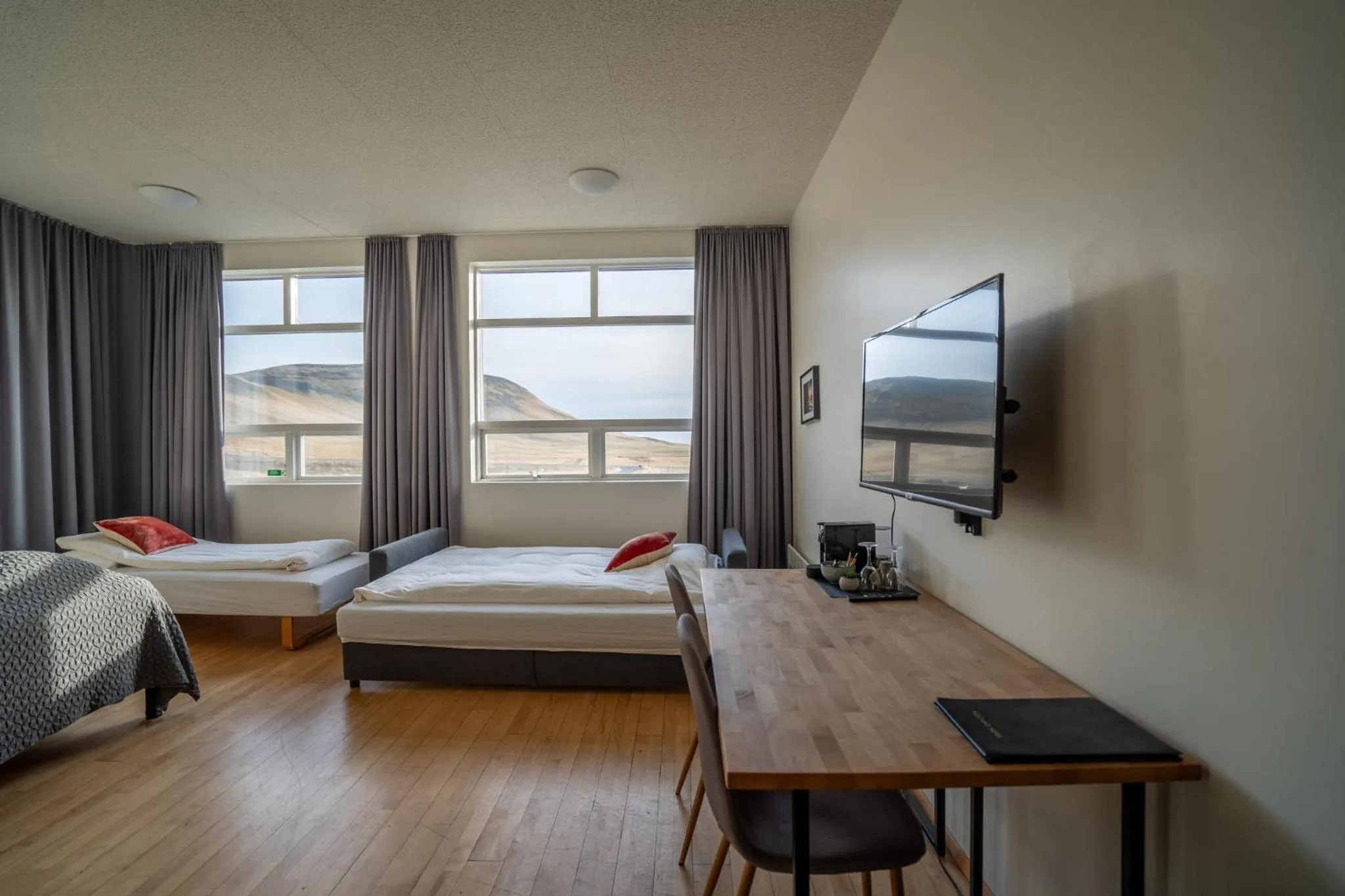 Bedroom, Bed in Volcano Hotel